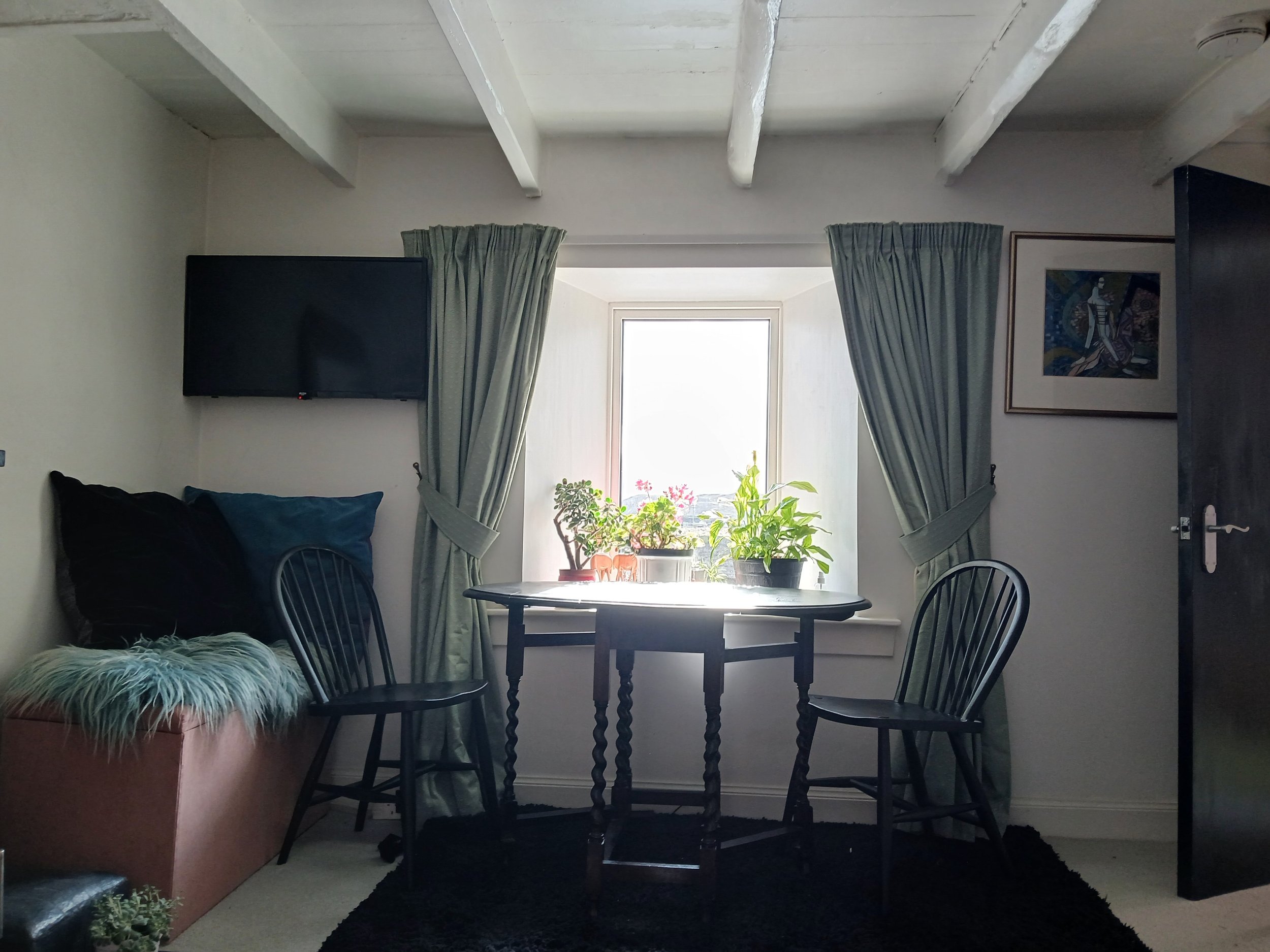 seaview-cottage-hebrides-lounge-dining.jpeg