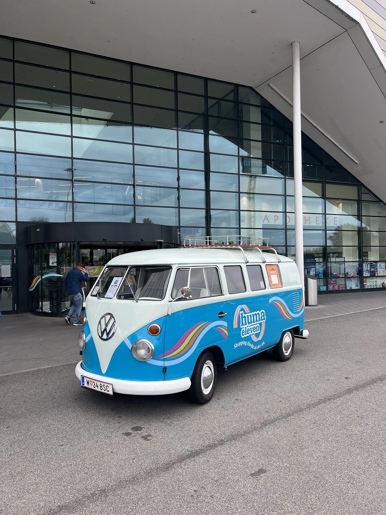 Gebrandeter VW Bulli T1 als Werbemittel