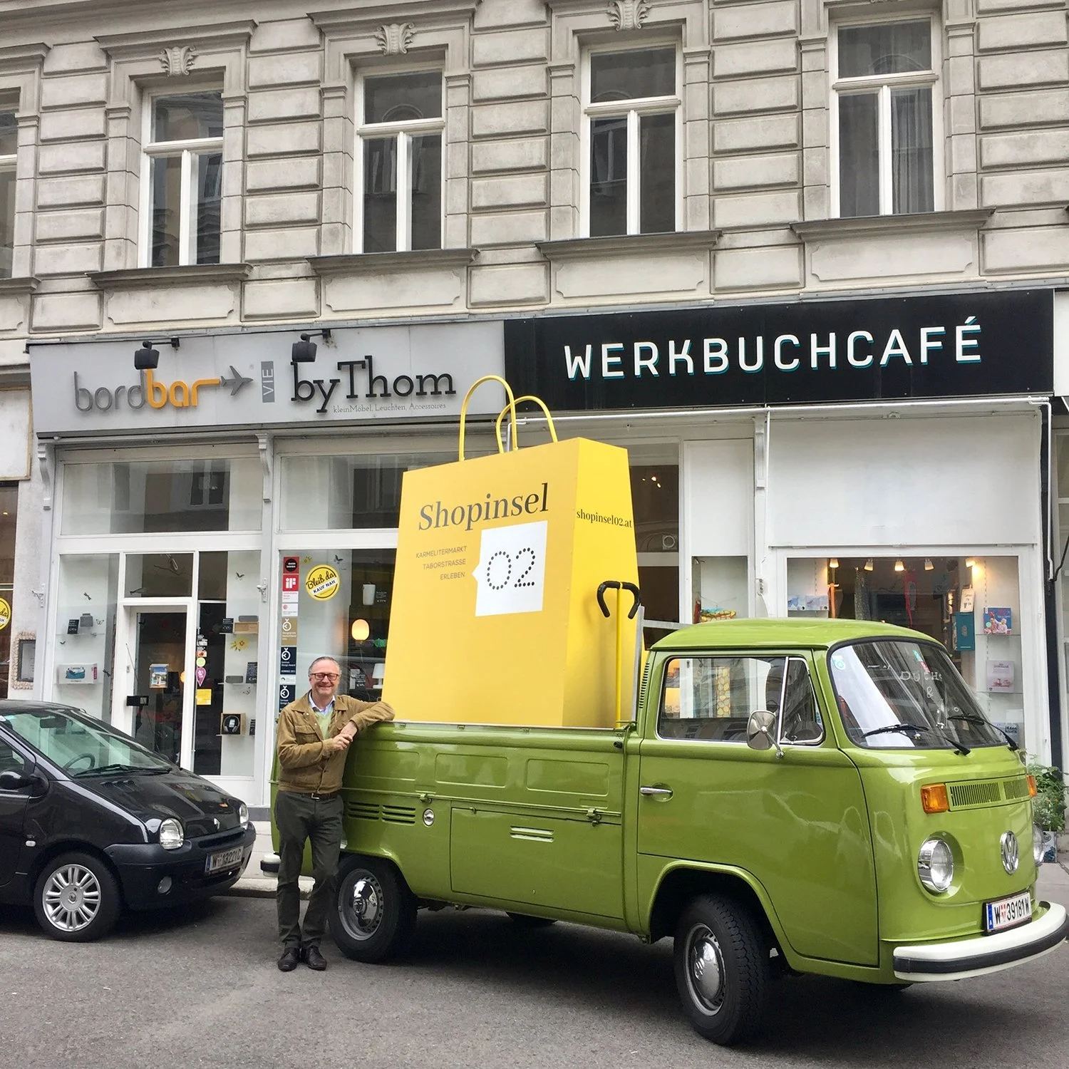 Grüner VW-Bulli, der als Werbemittelträger genutzt wird.