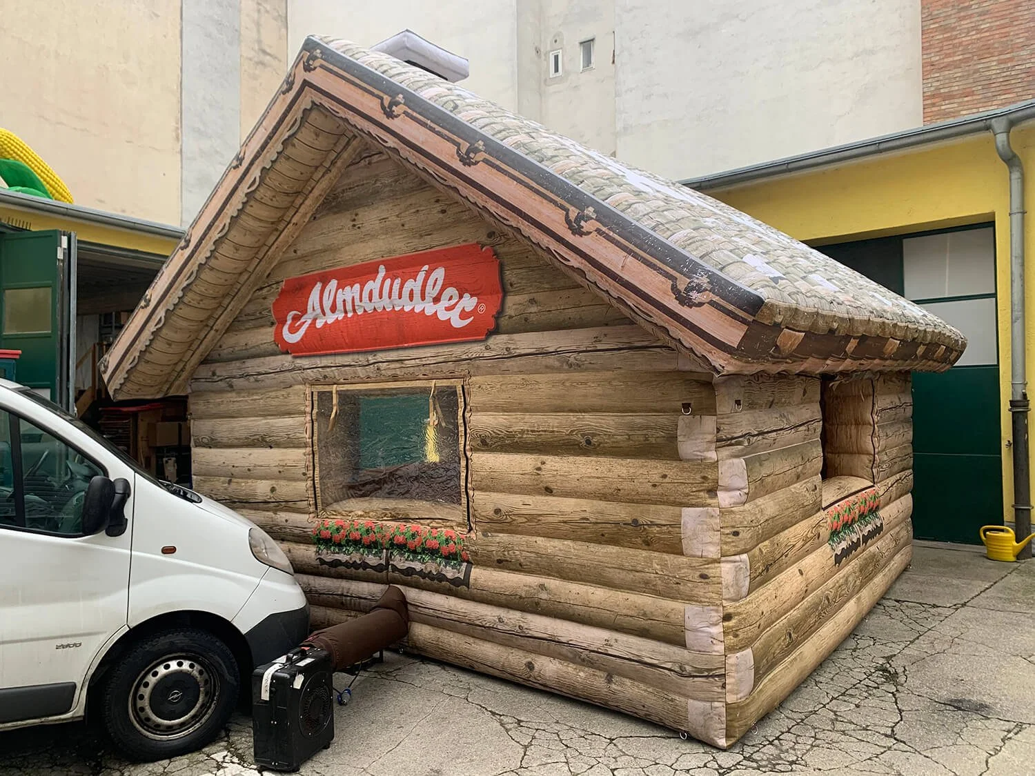 Aufblasbare Holzhütte Werbung