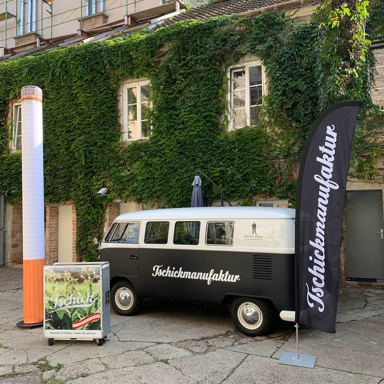 Messestand mit Werbemittel und VW Bulli