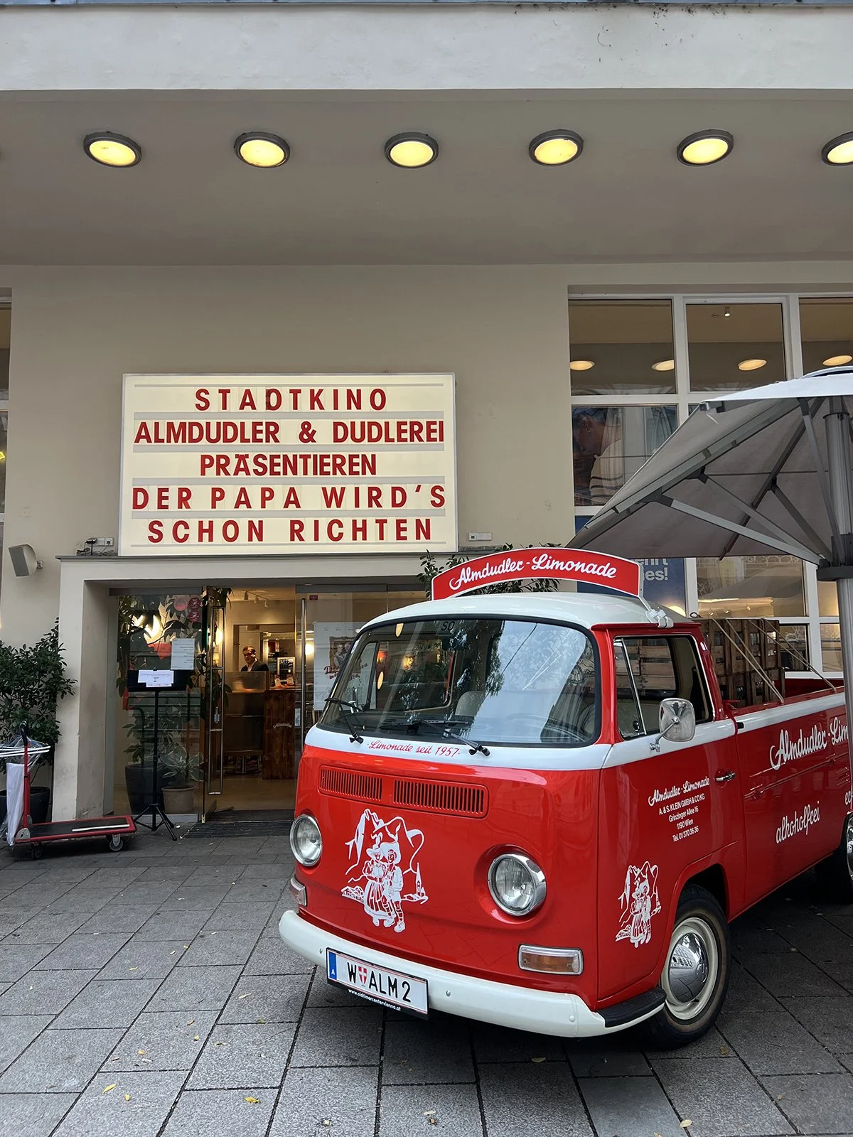 Gebrandete VW Bulli Pritsche als Werbemittel