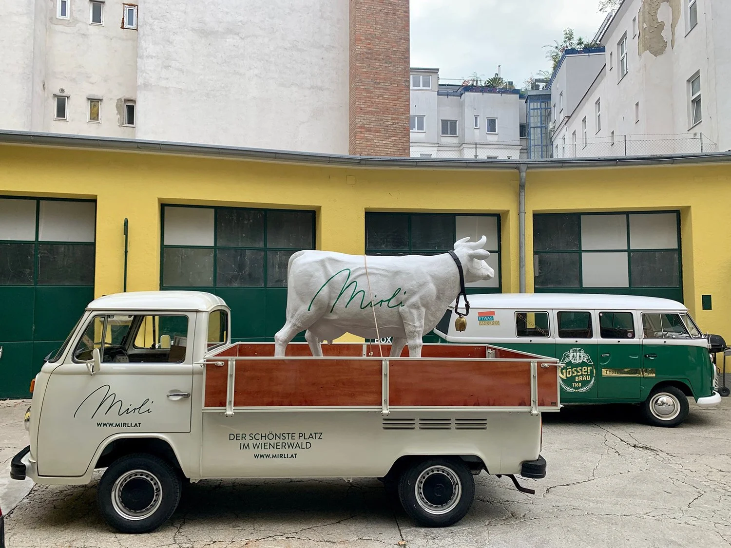 Werbeaktion mit VW Bulli T2 Pritsche für Mirli