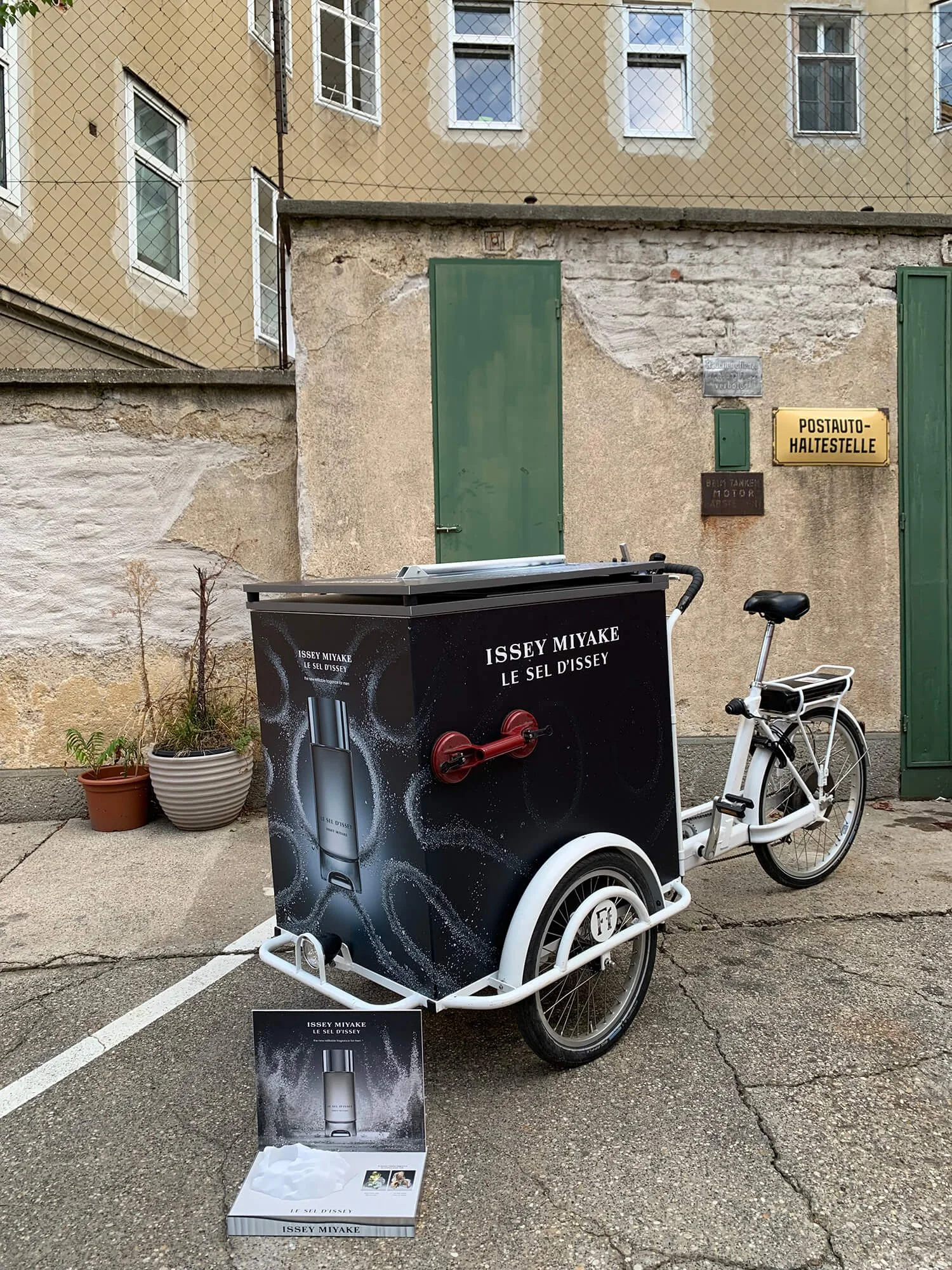 Lastenrad mit gebrandetem Aufbau