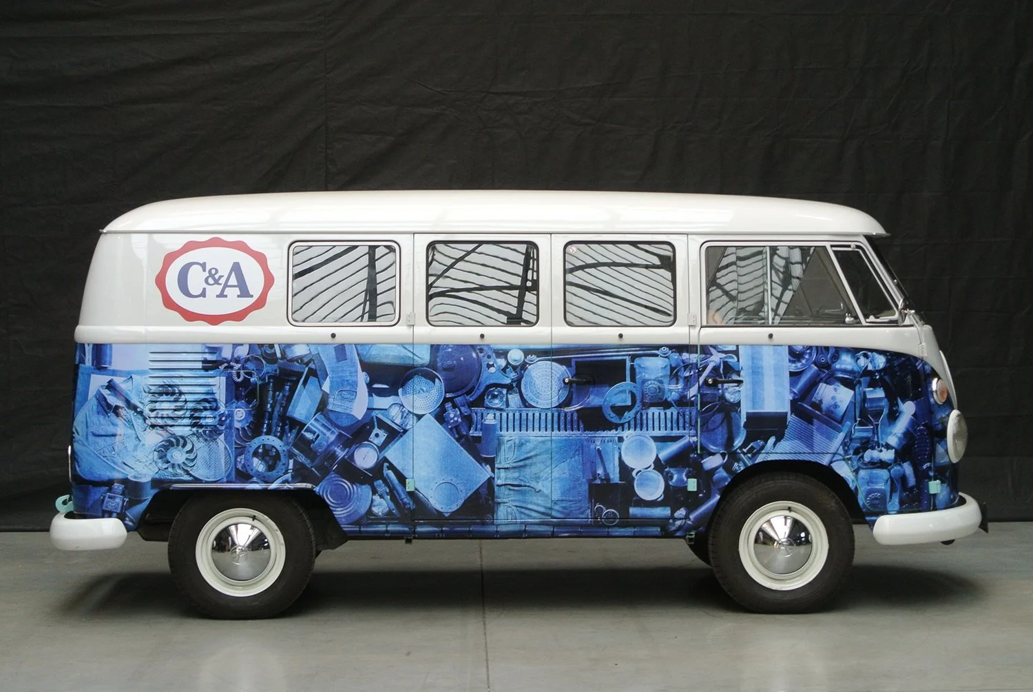 Gebrandeter VW Bulli T1 als Werbemittel