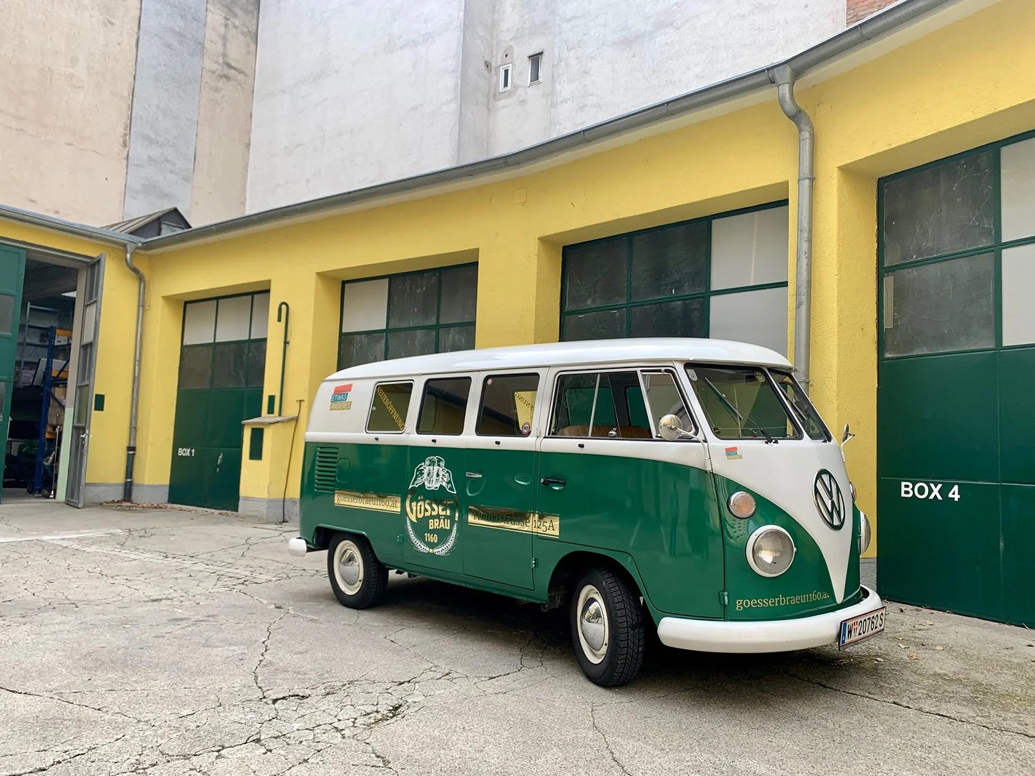 Gebrandeter VW Bulli T1 als Werbemittel