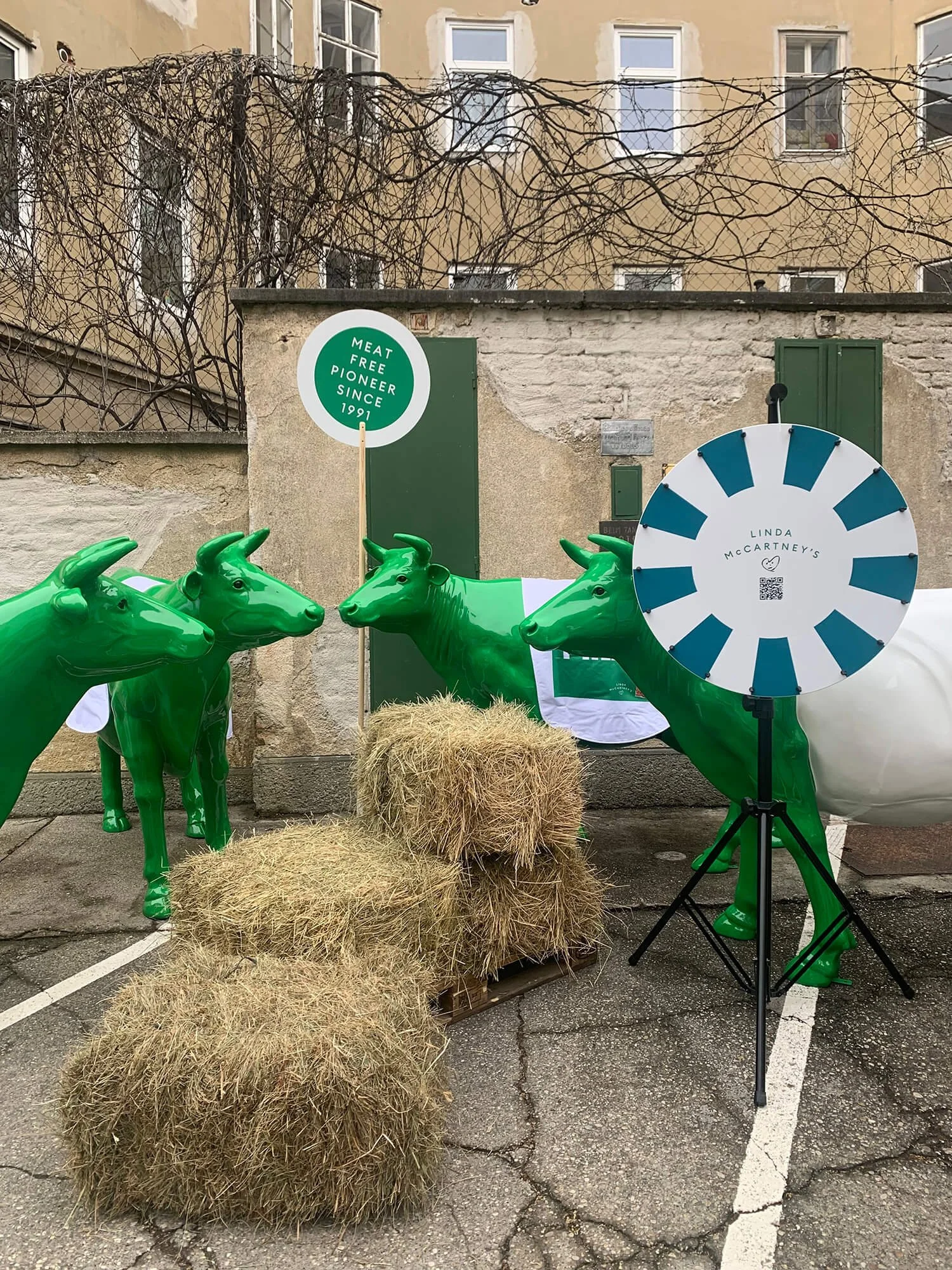 Werbeaktion für Stella McCartney mit gebrandeten Kühen