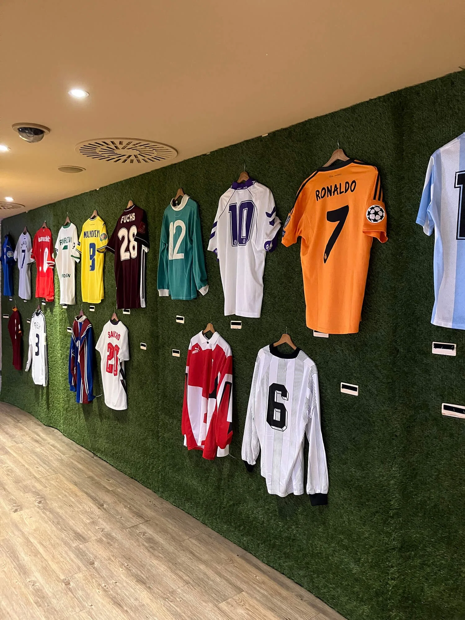 Wall of Fame mit Fußballtrikots