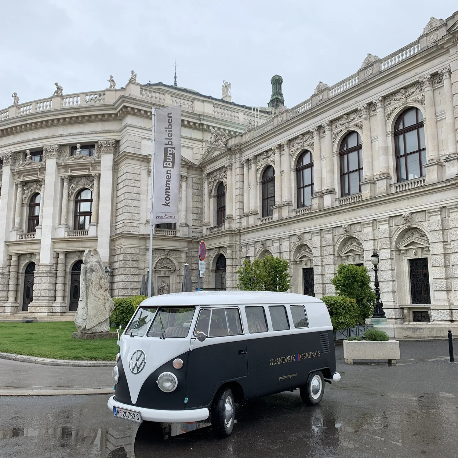 Gebrandeter VW Bulli T1 als Werbemittel