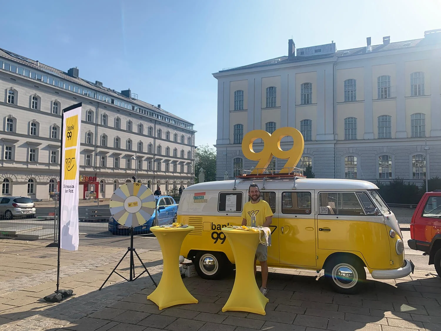 Messestand mit Werbemittel und VW Bulli