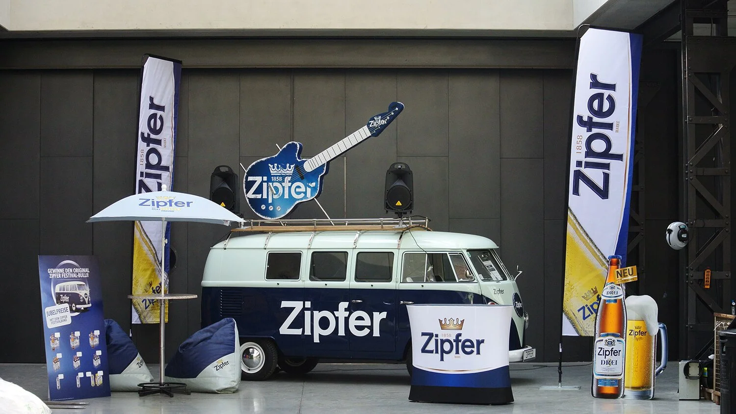 Messestand mit gebrandetem Bulli für Zipfer