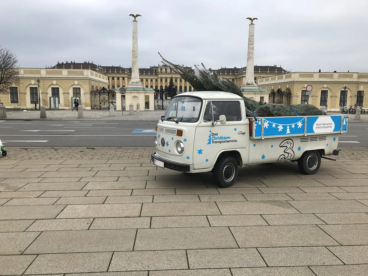 Gebrandete VW Bulli Pritsche als Werbemittel