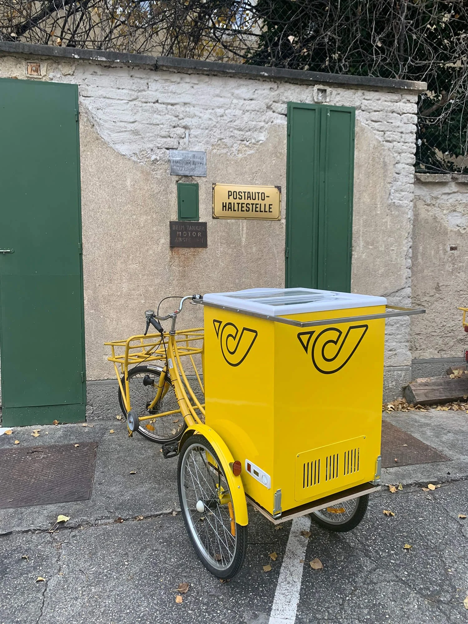 Lastenrad mit gebrandetem Aufbau