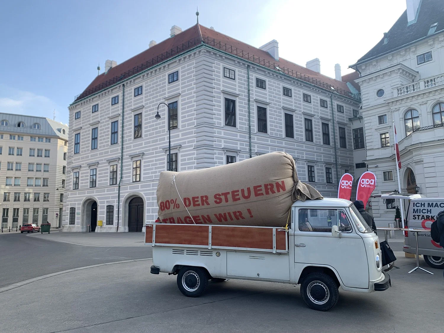 Weißes Transportfahrzeug, das als Werbemittelträger genutzt wird.