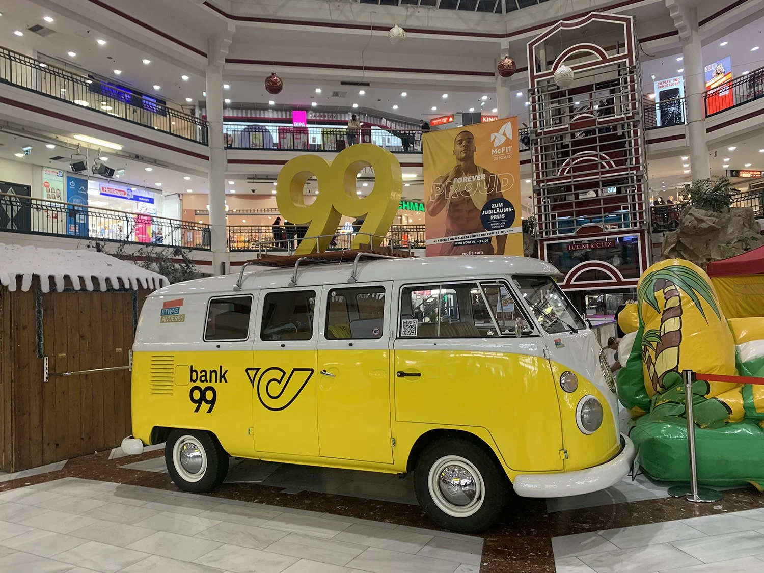 Gebrandeter VW Bulli T2 als Werbemittel