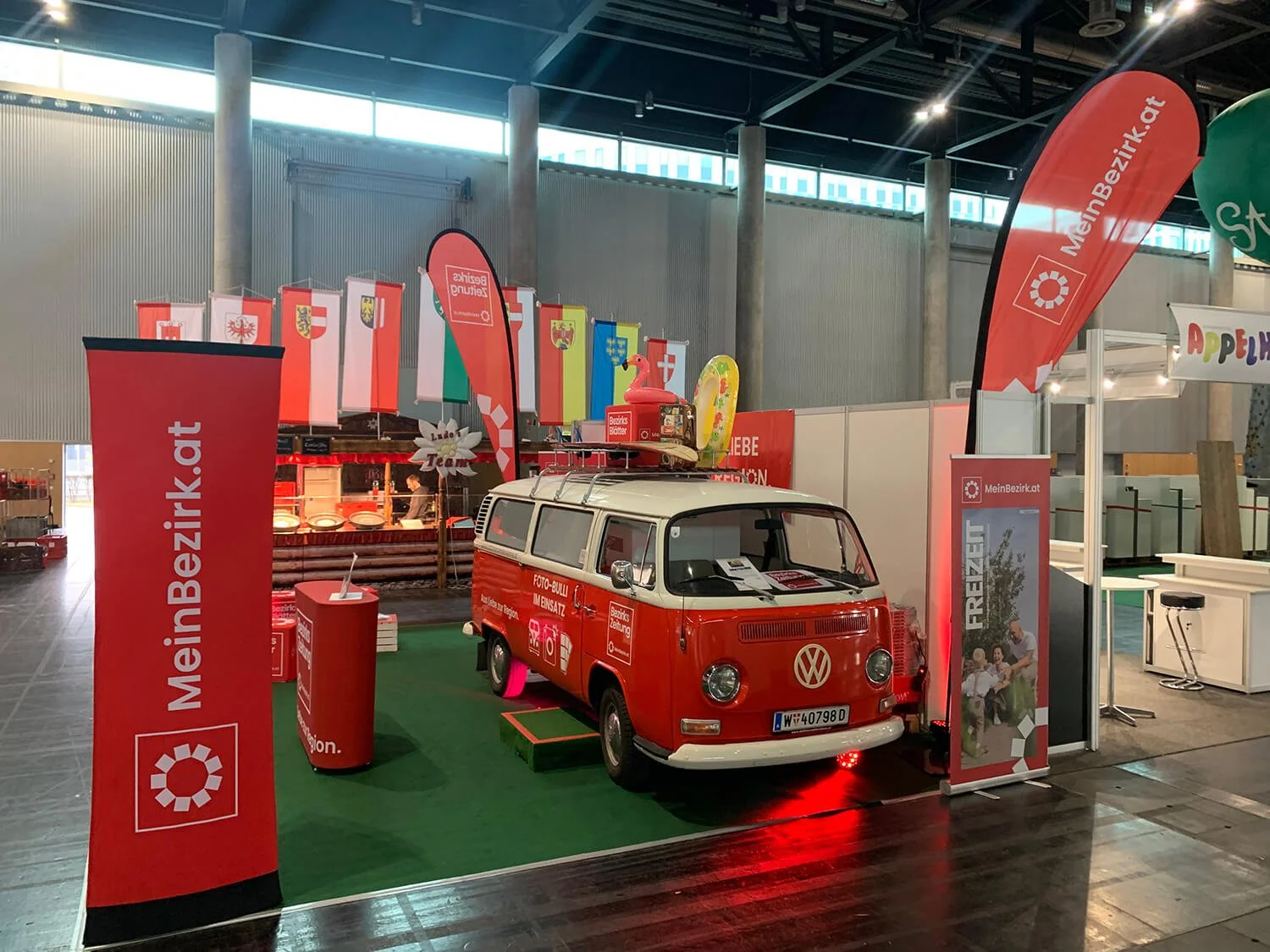 Messestand mit Werbemittel und VW Bulli