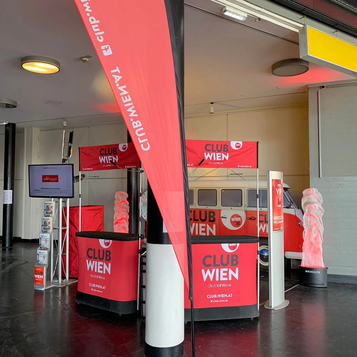 Messestand mit Werbemitteln
