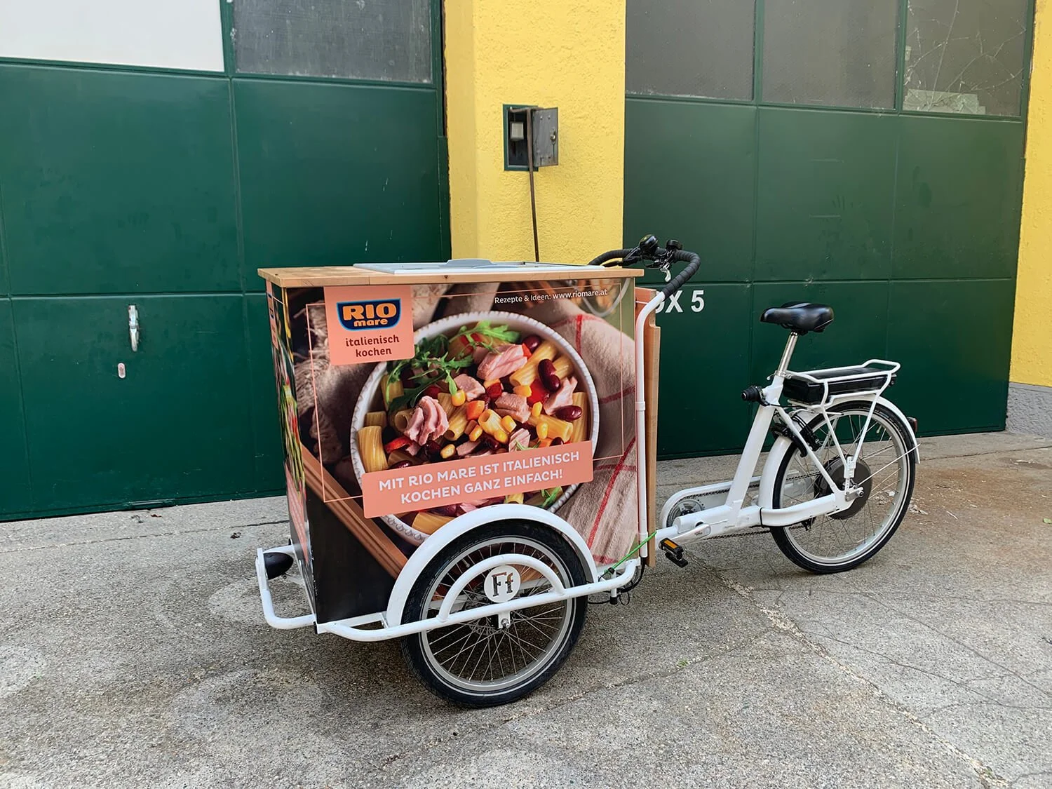 Lastenrad mit gebrandetem Aufbau