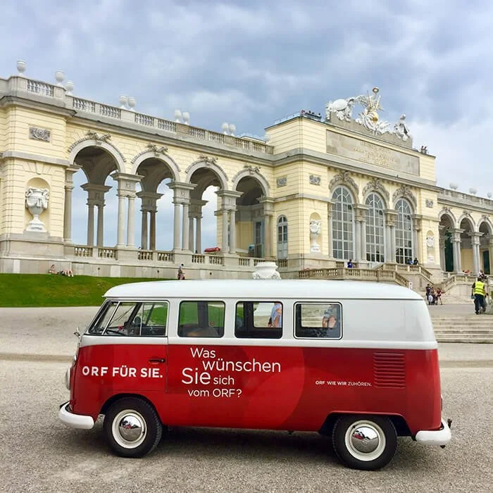 VW Bulli im Werbeeinsatz