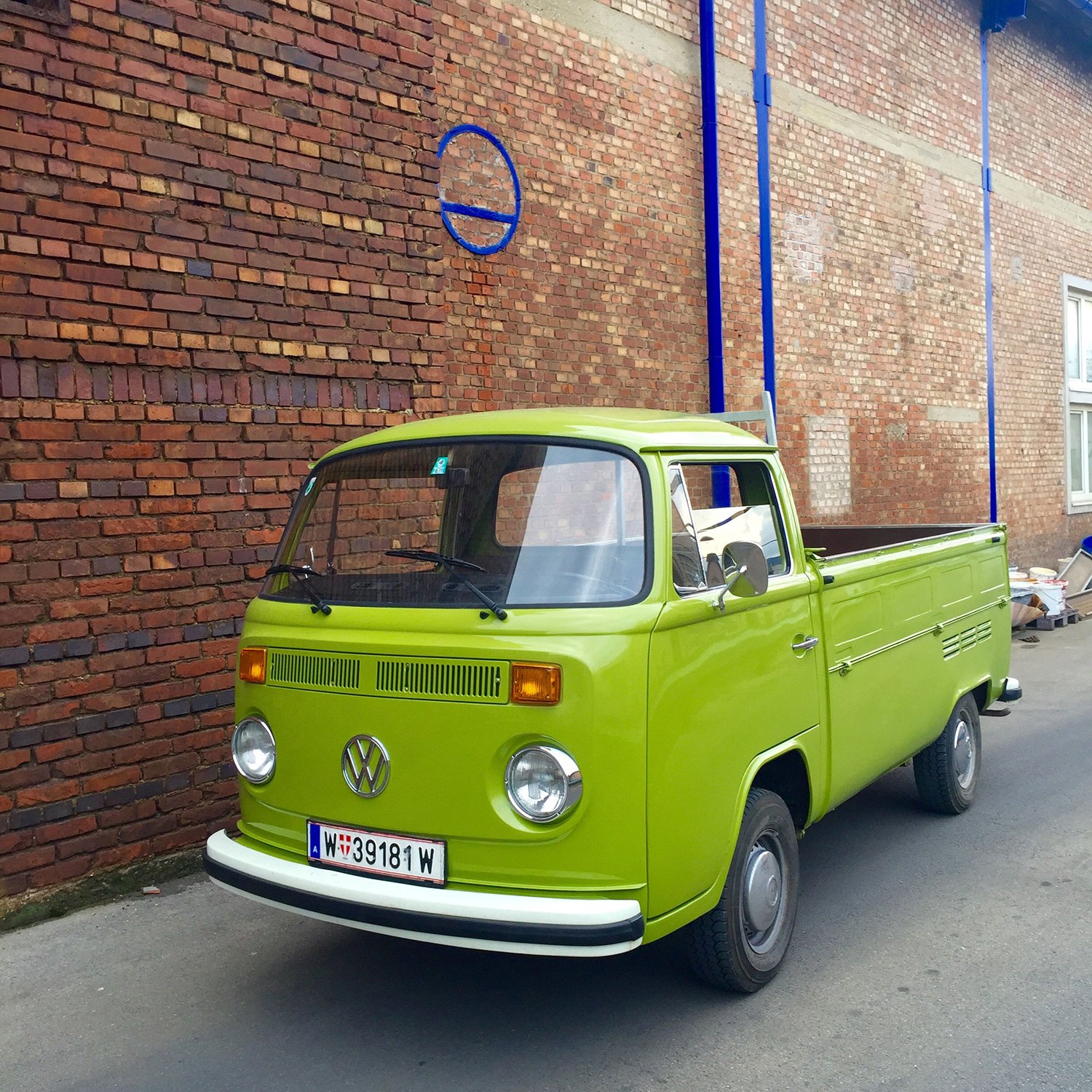 Gebrandete VW Bulli Pritsche als Werbemittel