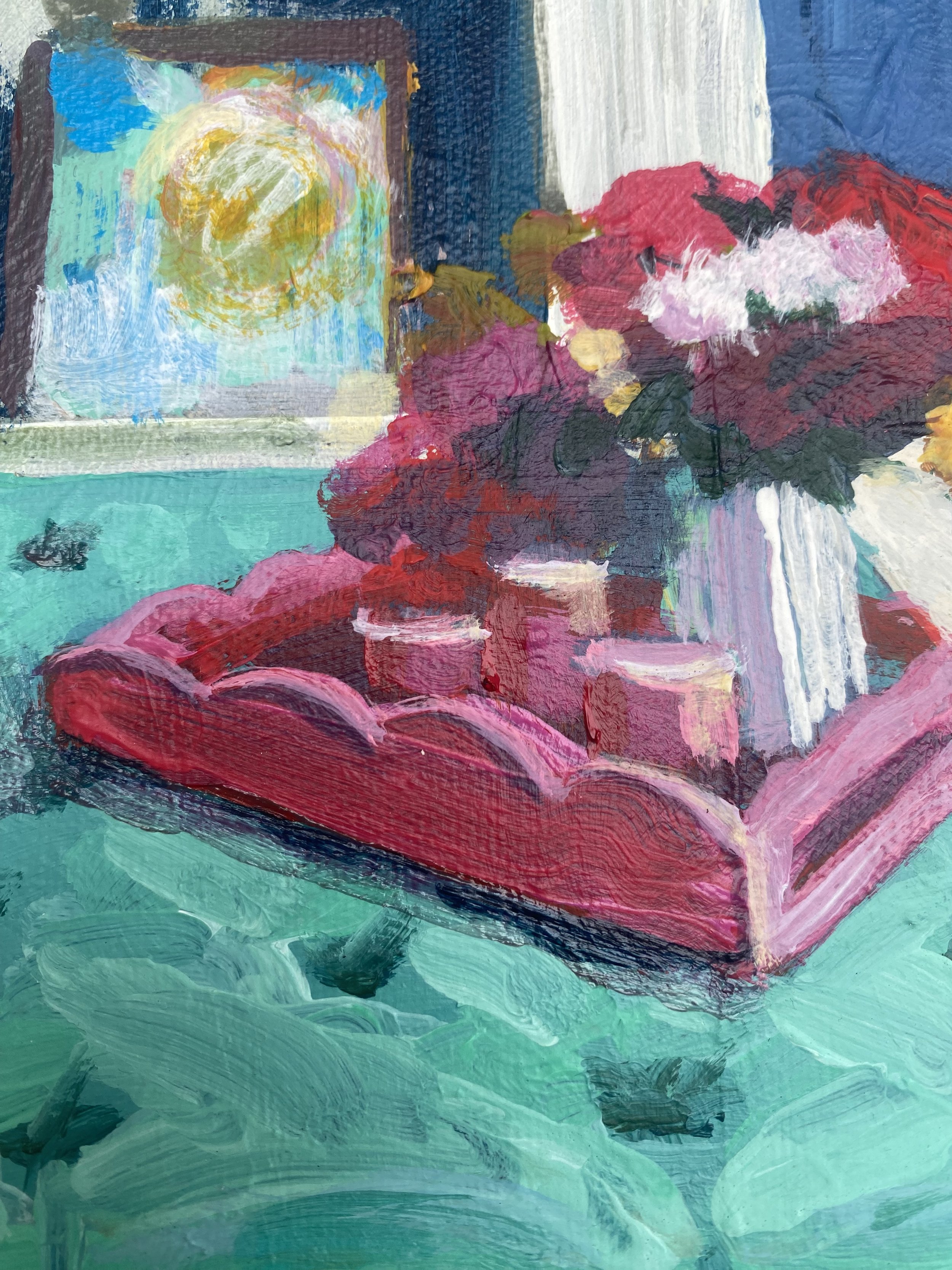 Peinture abstraite avec une palette de couleurs vives, montrant un plateau rose avec des fleurs rouges et des objets cylindriques, sur une table verte avec un tableau au fond représentant un cercle doré sur fond bleu et vert.