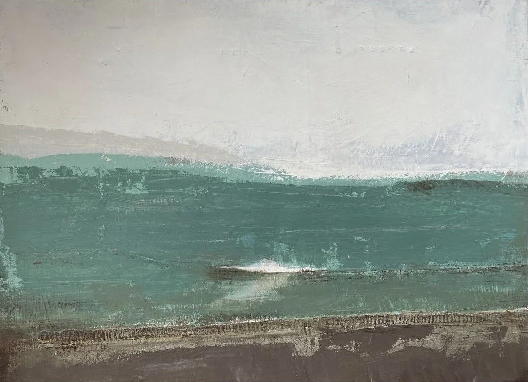 Peinture abstraite aux tons verts et gris représentant un paysage marin minimaliste avec des vagues et un ciel clair.