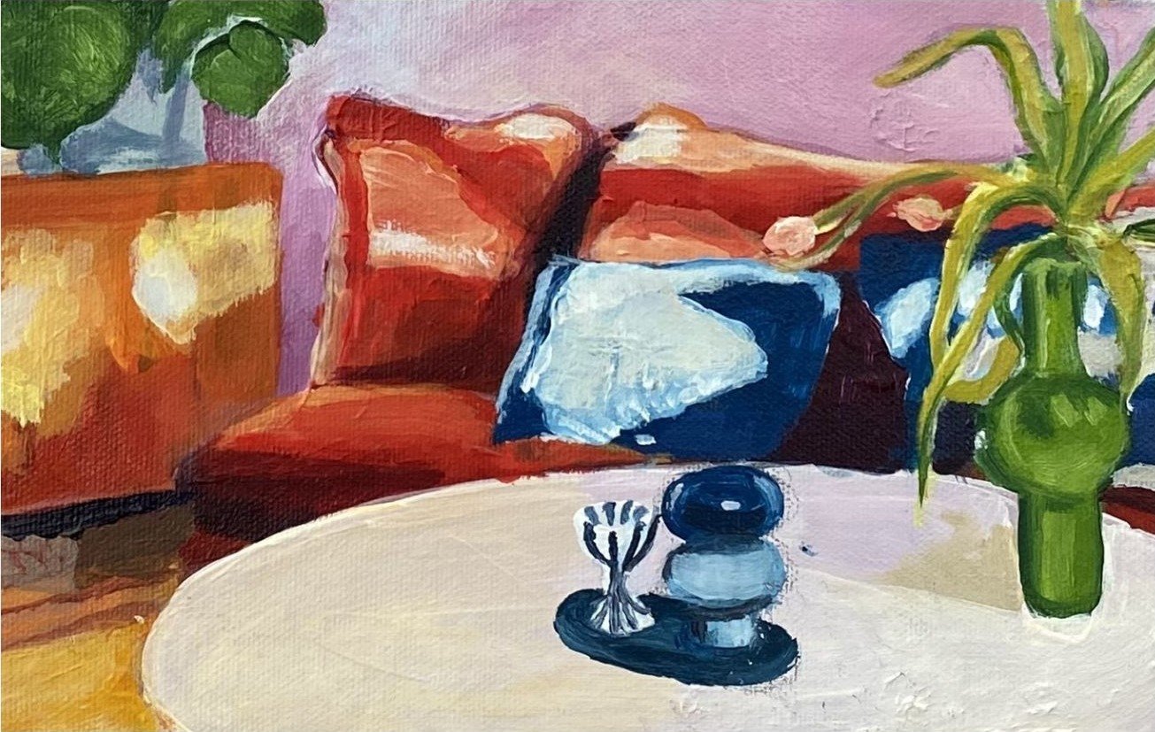 Peinture d'un intérieur avec un canapé rouge, des coussins bleus, une table blanche avec un objet décoratif et un vase vert contenant des plantes.