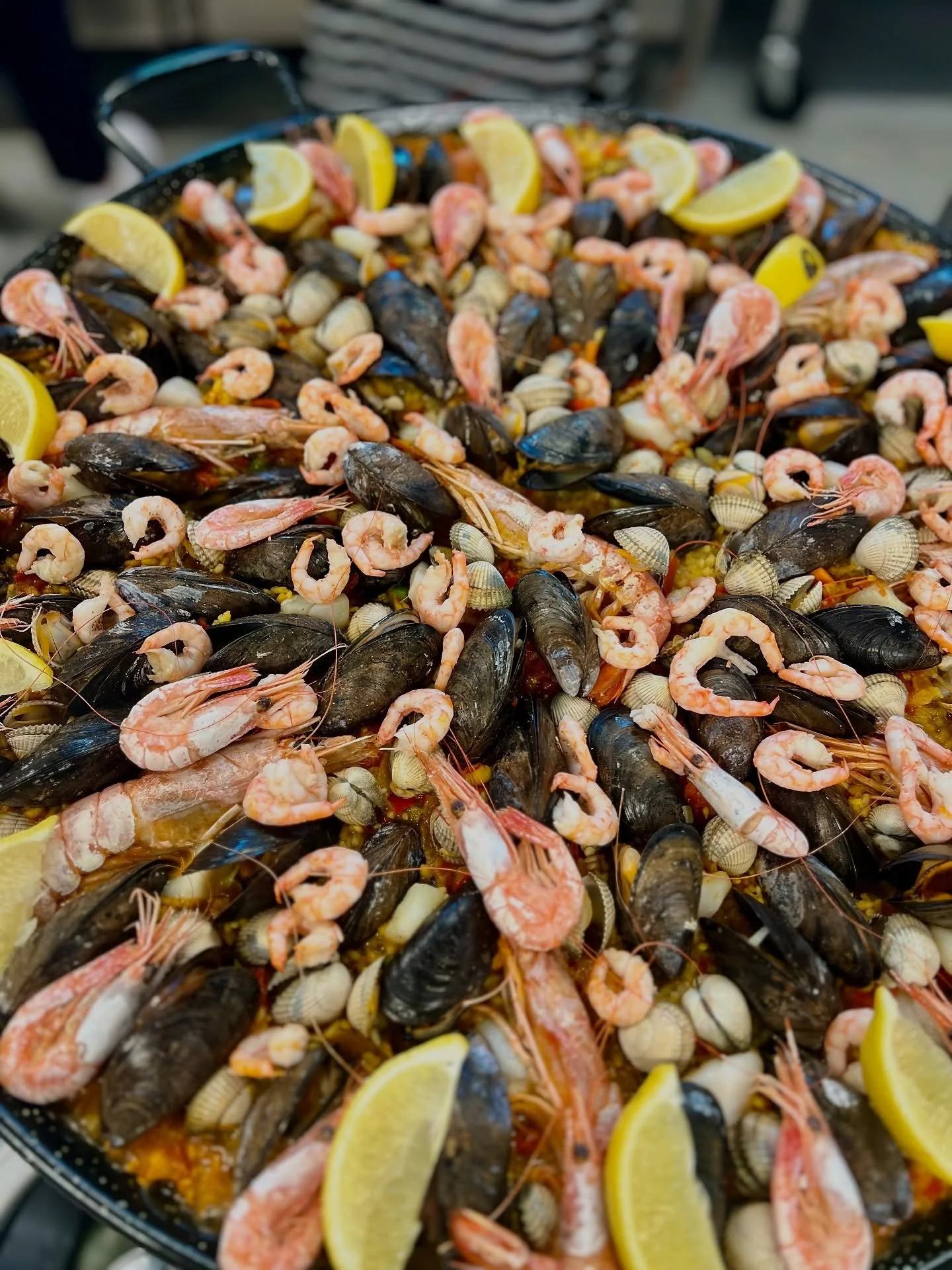 ❤️ Paella ❤️
Man beh&oslash;ver faktisk ikke &aring; dra til Spania for &aring; f&aring; paella☀️😮&zwj;💨 mmmm! 
H&aring;per dere alle nyter sommeren der ute 🌸

#grevestua #catering #paella