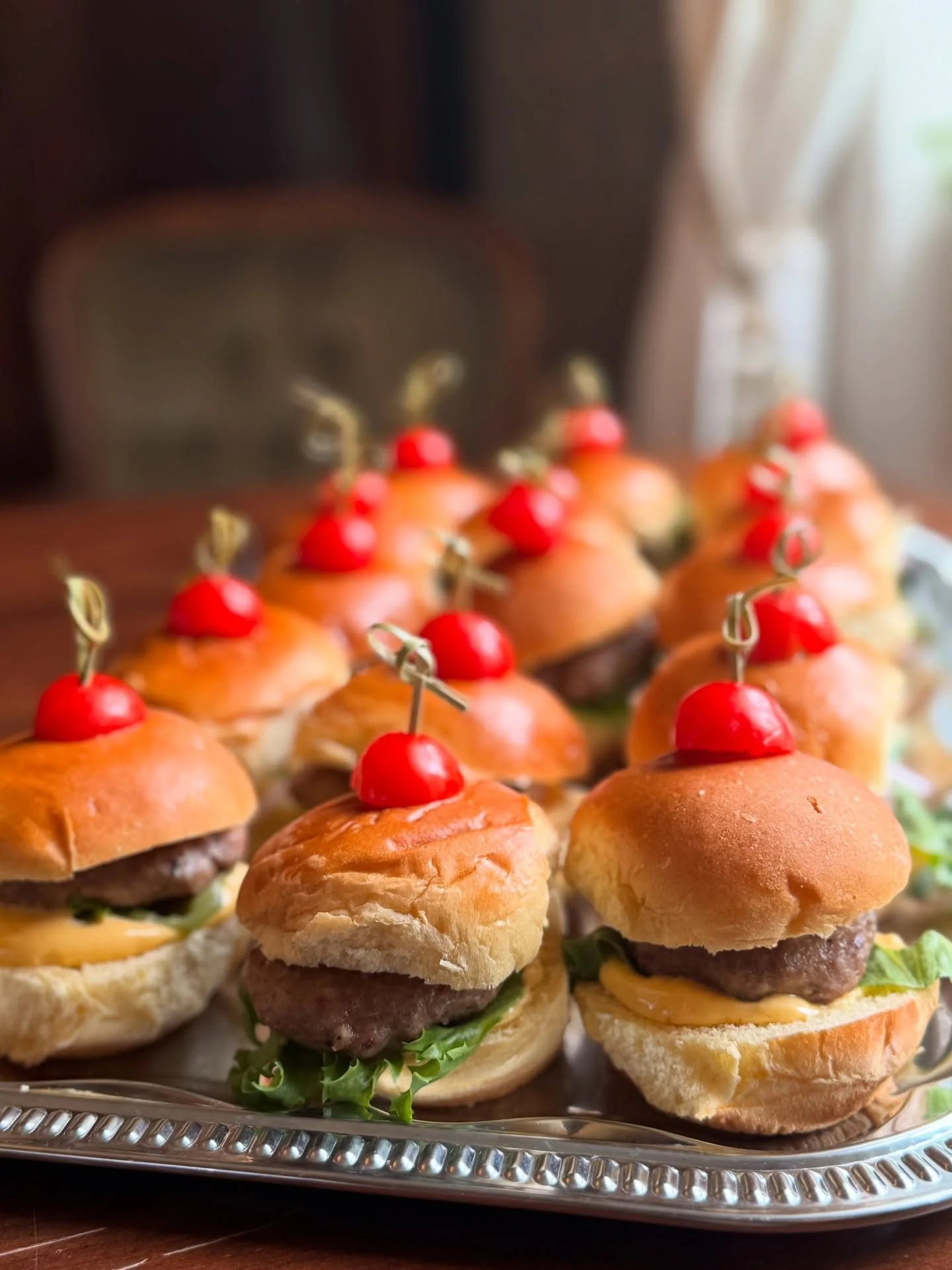 Hva er din favoritt tapasrett? 

Her har vi laget sliders med chillimayo, sommersalat med feta og argentinske villreker med en smak av Thailand 🌸 

#grevestua #catering #tapas