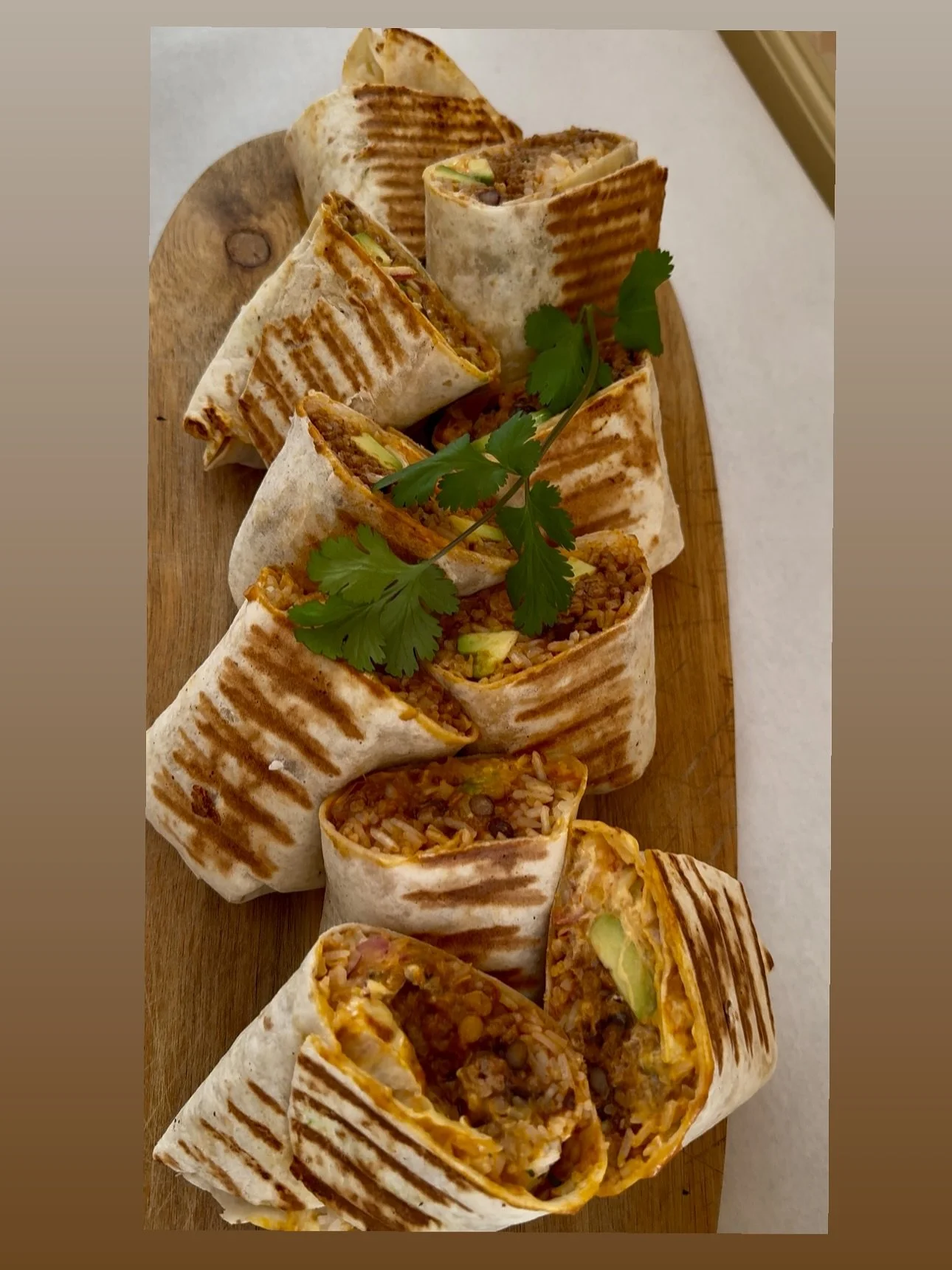 Vi gleder oss til &laquo;av full hals&raquo; f&oslash;rstkommende l&oslash;rdag! 🎉

Vi selger burritos p&aring; folkefesten i Ski p&aring; l&oslash;rdag og h&aring;per vi ser deg der!☀️
D&oslash;rene &aring;pner kl: 19.00😁

Billetter kj&oslash;pes 