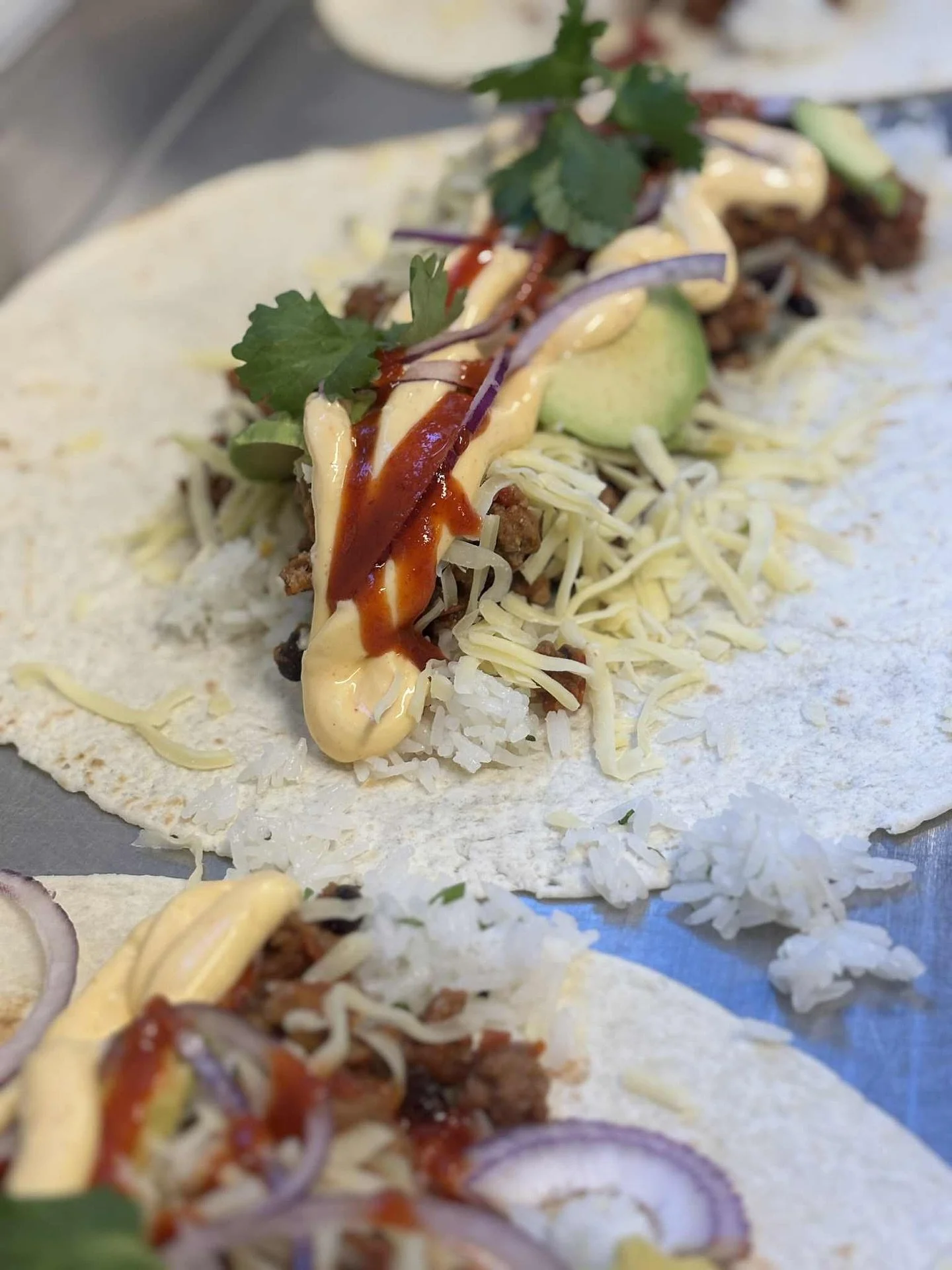 Burritos 😮&zwj;💨

I dag har vi masselevering av burritolunsj til arbeidsjern p&aring; Rikshospitalet 🌸
H&aring;per det smaker! 

#grevestua #catering#m&oslash;temat #burritolunsj