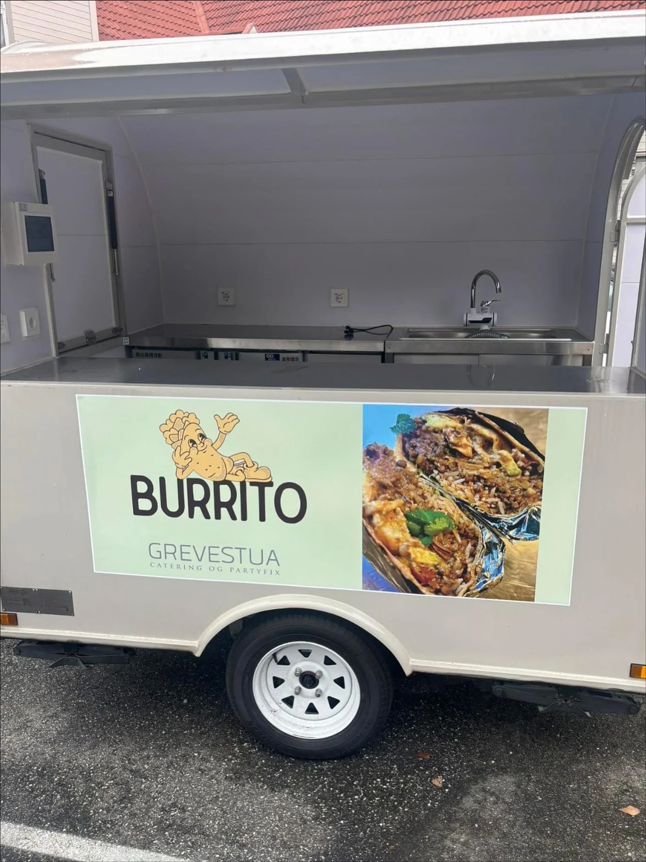 Endelig!! 
Burritovognen v&aring;r er p&aring; plass i g&aring;gata i Ski sentrum fra kl 14:00 i dag. 🌯V&aring;r burrito er etter oppskrift fra v&aring;r reise til Puerto Vallarta, Mexico.
Sunt, godt og mektig🤩
Vi gleder oss til &aring; dele med de