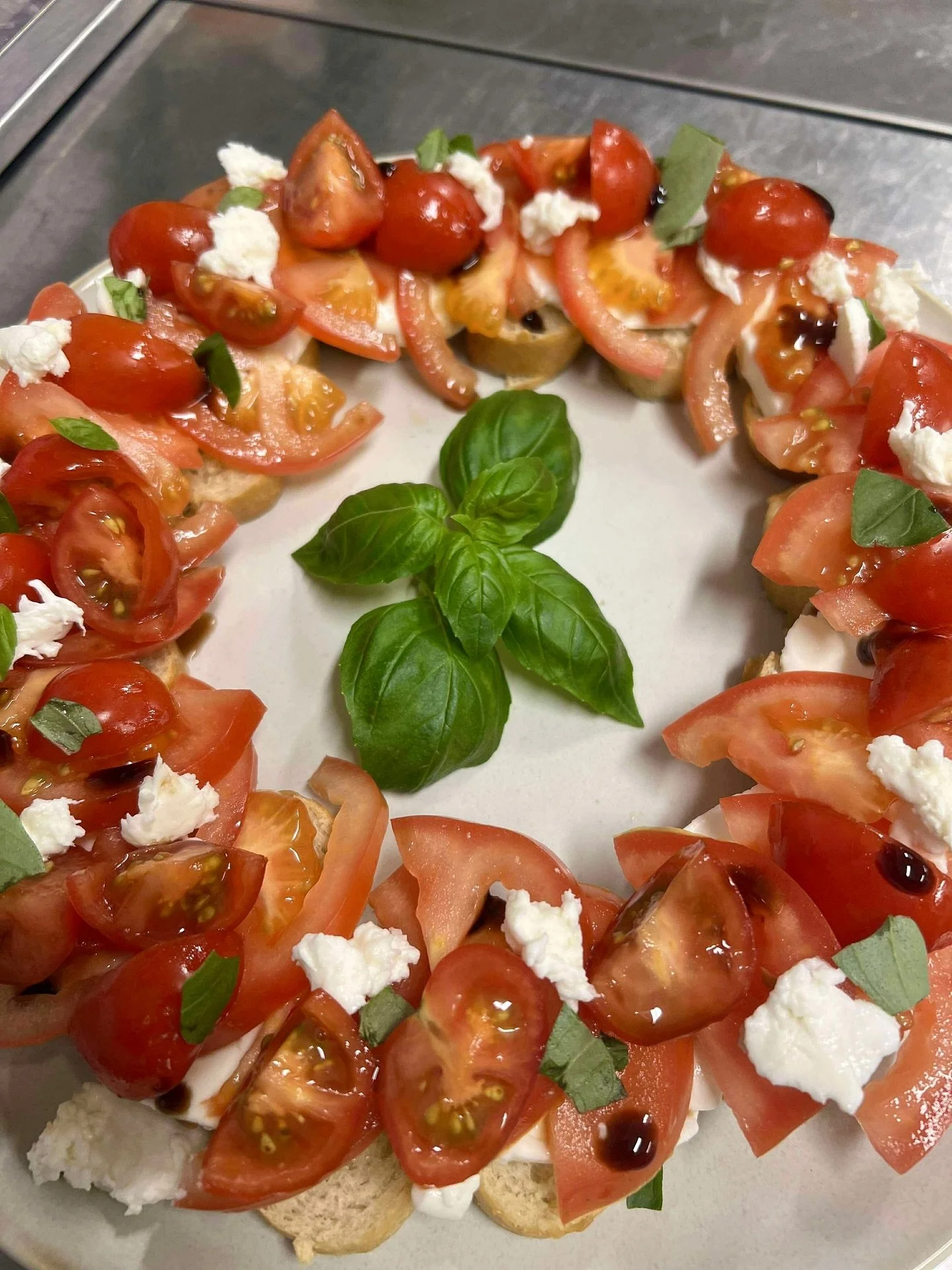 Julebordsesongen er i gang! 🍾

Og vi har f&aring;tt ny juletapasmeny✨
Du kan se den p&aring; v&aring;re nettsider. Vi gleder oss til mye god mat fremover 😍

#juletapas #grevestua #cateringski