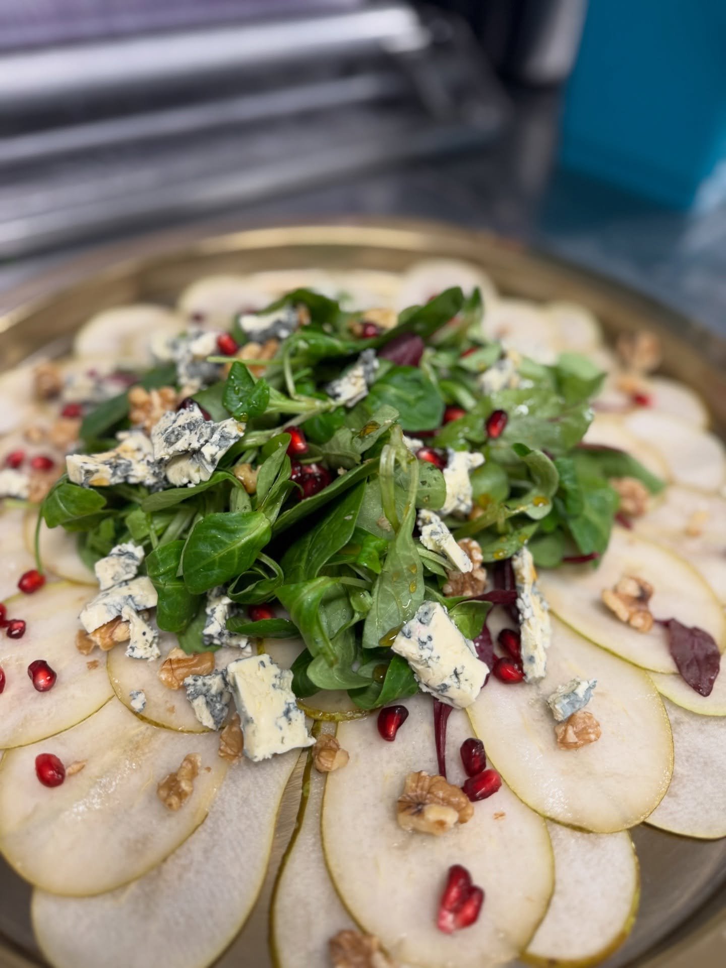 Julebordsesongen er virkelig i gang ✨❤️

Seniorkaffe avlyses dessverre f&oslash;rstkommende onsdag grunnet dette. P&aring; bildet ser dere et nytt tilskudd til &aring;rets juletapas - p&aelig;recarpaccio med bladsalat, bl&aring;muggost og pepperkaker