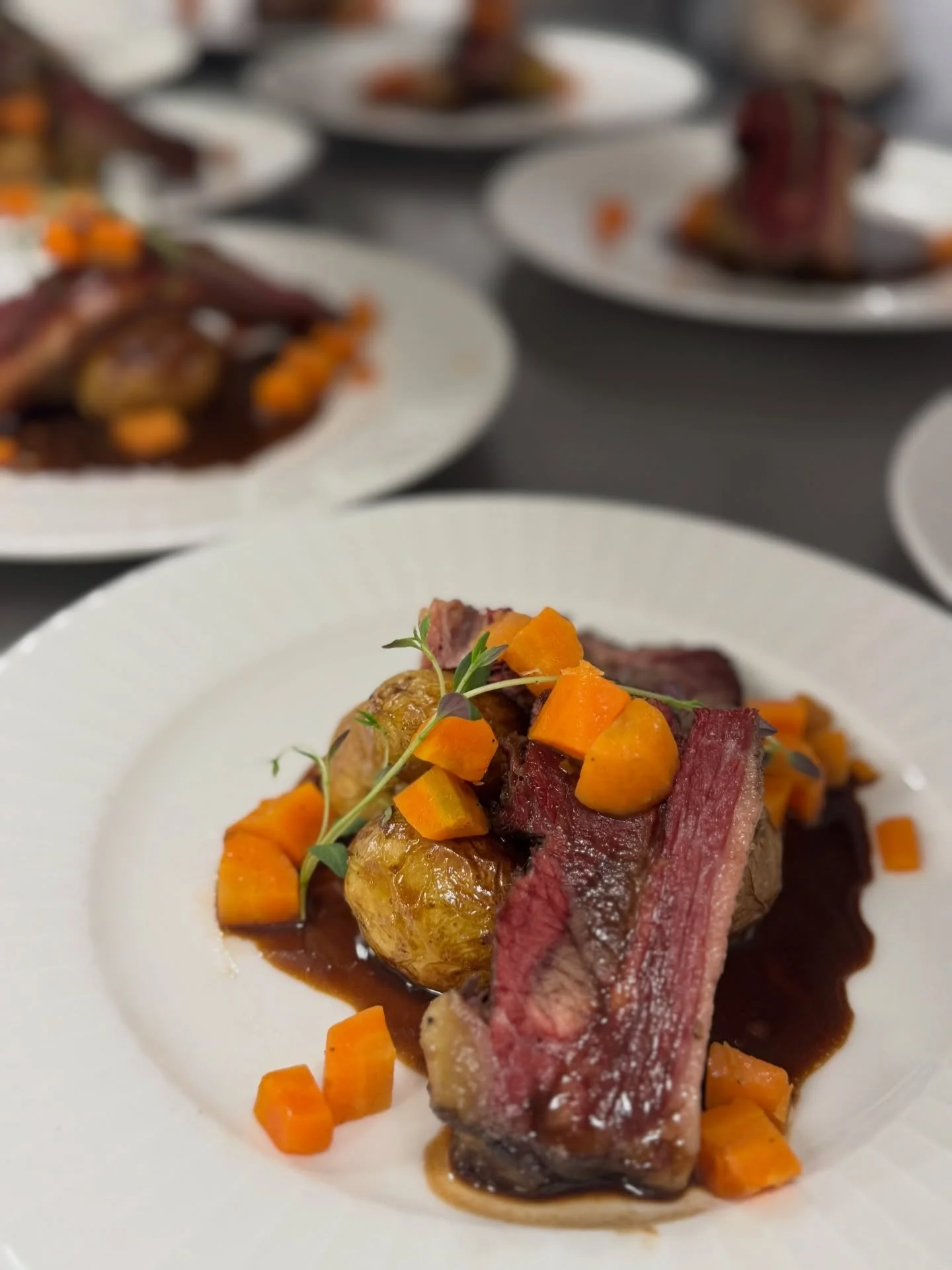 Brisket med ovnsbakte poteter, glaserte gulr&oslash;tter og r&oslash;dvinssaus ✨

Dette er s&aring; m&oslash;rt, smaksrikt og godt! En favoritt hos mange 😍

#grevestua  #partyfixcatering #cateringski