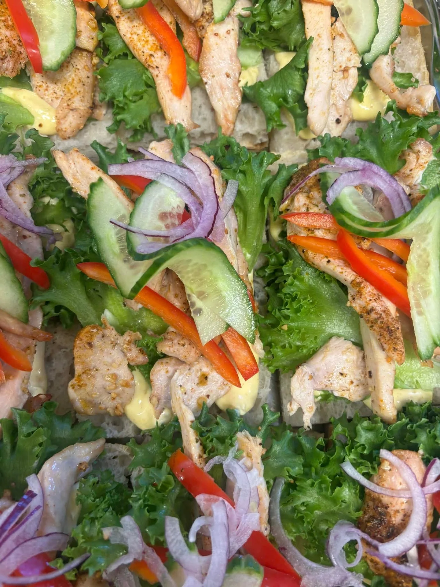 Focaccia med kylling og snitter 😍 
Perfekt til m&oslash;ter, kurs, samlinger eller n&aring;r lunsjen p&aring; jobb trenger en liten oppgradering ✨
Vi leverer ogs&aring;! 

#grevestua #cateringski #m&oslash;temat #bramat