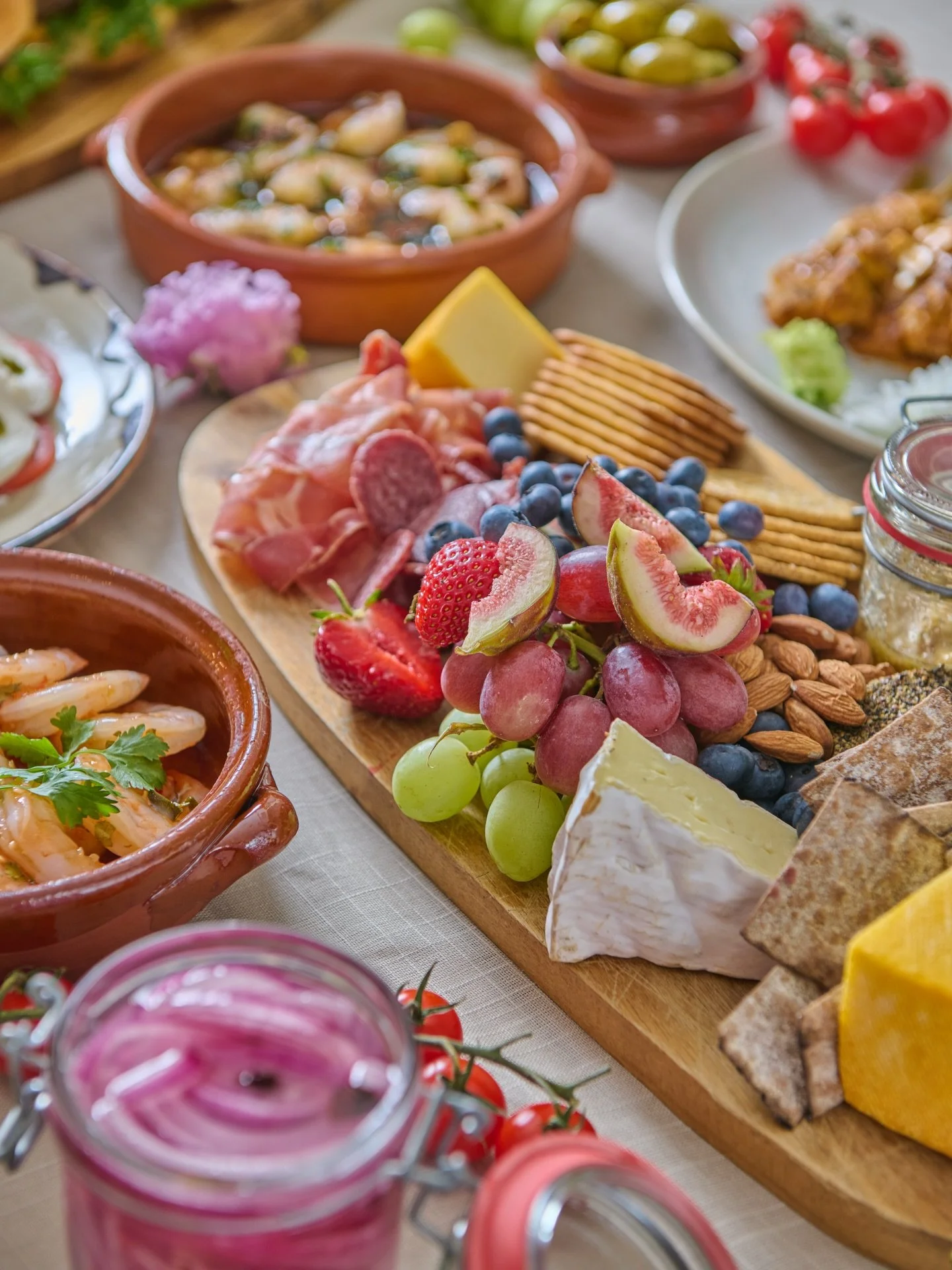 Julematen er lagt bak oss og vi beveger oss mot lettere retter med masse farger ✨🌸 
Hvilken tapas rett er din favoritt?🧡 

#grevestua #cateringski #oddfellowski