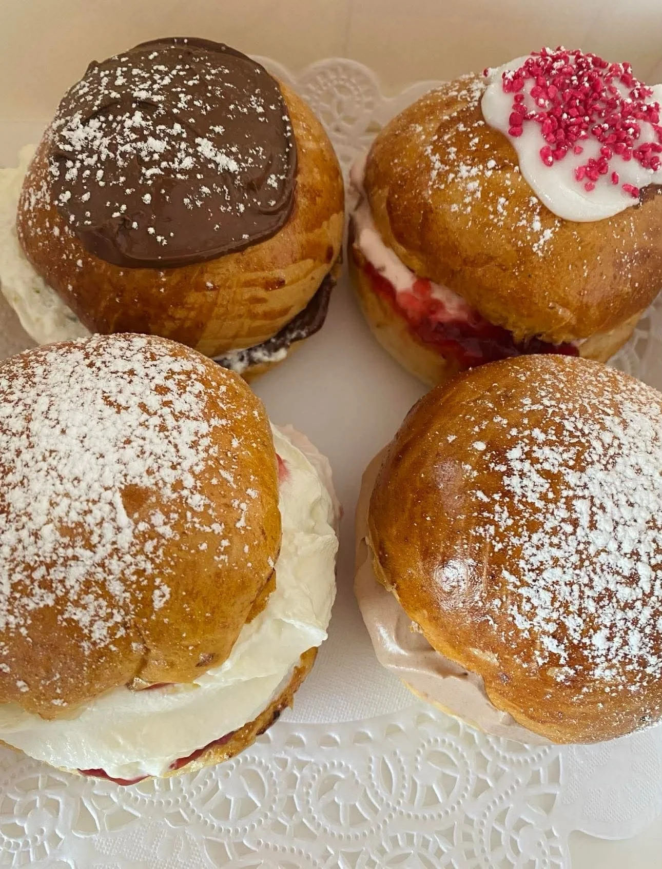 S&oslash;ndag 15. Februar bakes det fastelavensboller p&aring; huset! 

Vi kan friste med flere smaker:
✨Jordb&aelig;r/vaniljekrem
✨Bringeb&aelig;r/vaniljekrem
✨Nutella/vaniljekrem
4 stk for 225,- 

Bollene kan hentes p&aring; Odd Fellow i Ski mellom