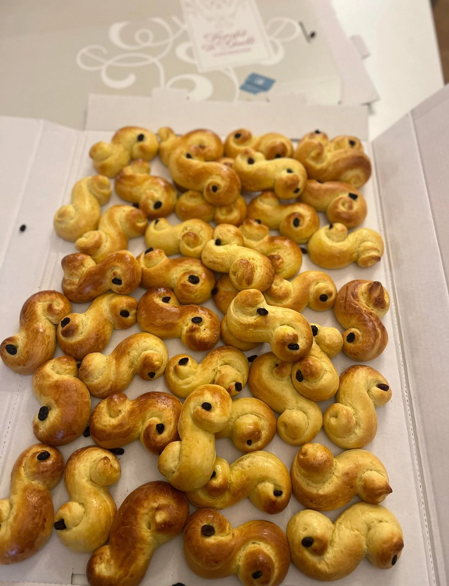 N&aring;r kj&oslash;kkenet fylles av duften av safran ✨🤤

En liten Lucia-hilsen fra Grevestua 🤍
#grevestua #cateringski #ski #lussekatter