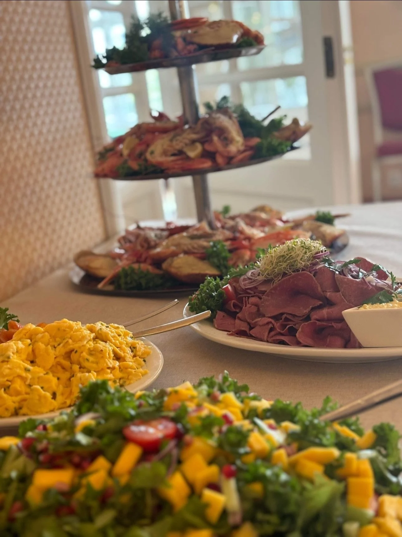 Mange av kundene v&aring;re &oslash;nsker en kombinasjon av tradisjonelle retter og tapas 🌸
Det gir det beste fra to verdener &ndash; noe kjent og noe &aring; utforske.
Og ikke minst: en sosial og smakfull opplevelse rundt bordet 🥰 

#grevestua  #c