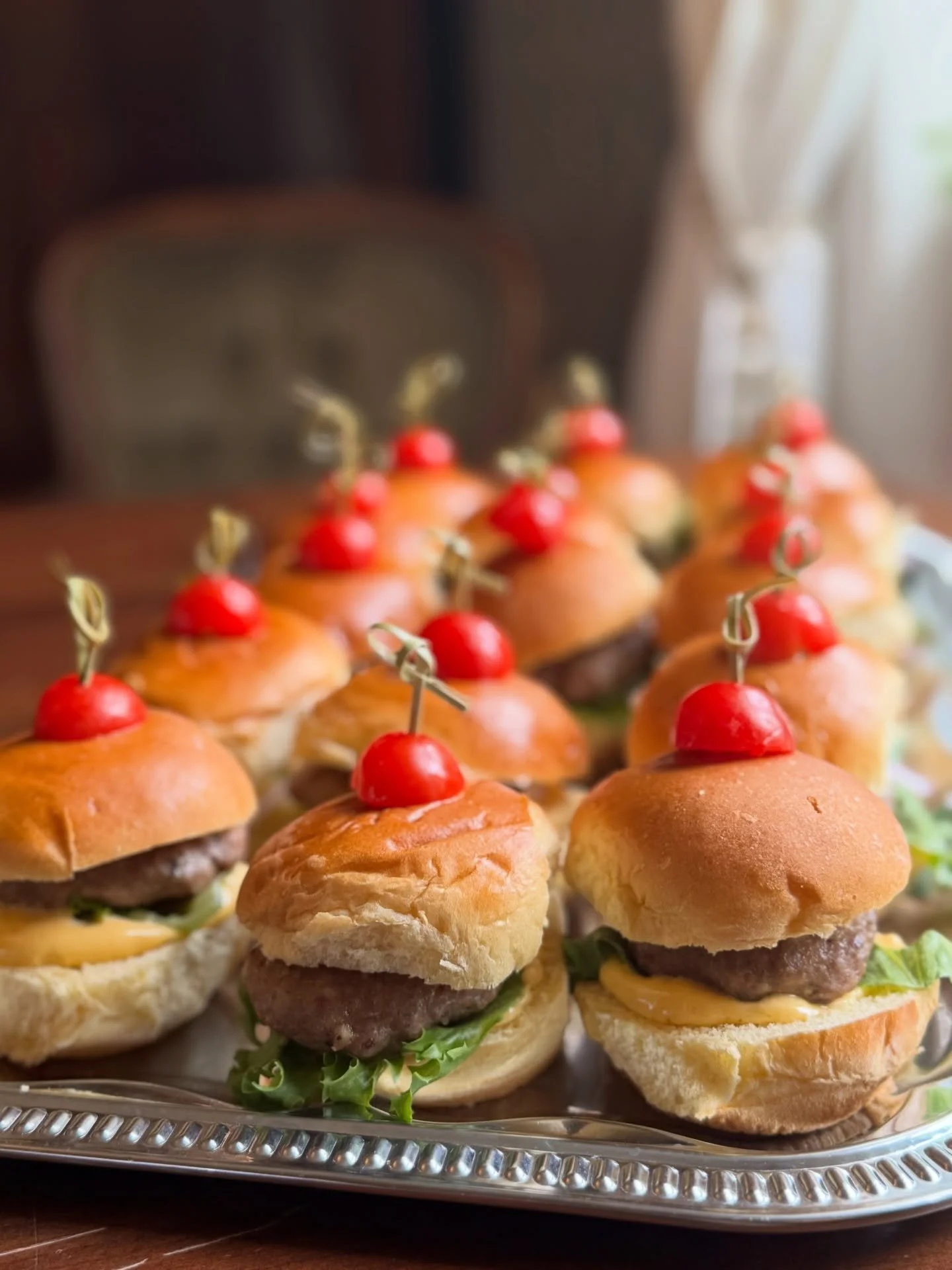 V&aring;ren er her og vi sier &laquo;ja takk&raquo; til mer sommerlig tapas!🤭

☀️Sliders 
☀️Argentinske villreker med smak av Thailand
☀️Caprese salat 
☀️Wrap med crispy chicken og aioli 
☀️Kylling satay
☀️Sommersalat med vannmelon og feta 

#greves