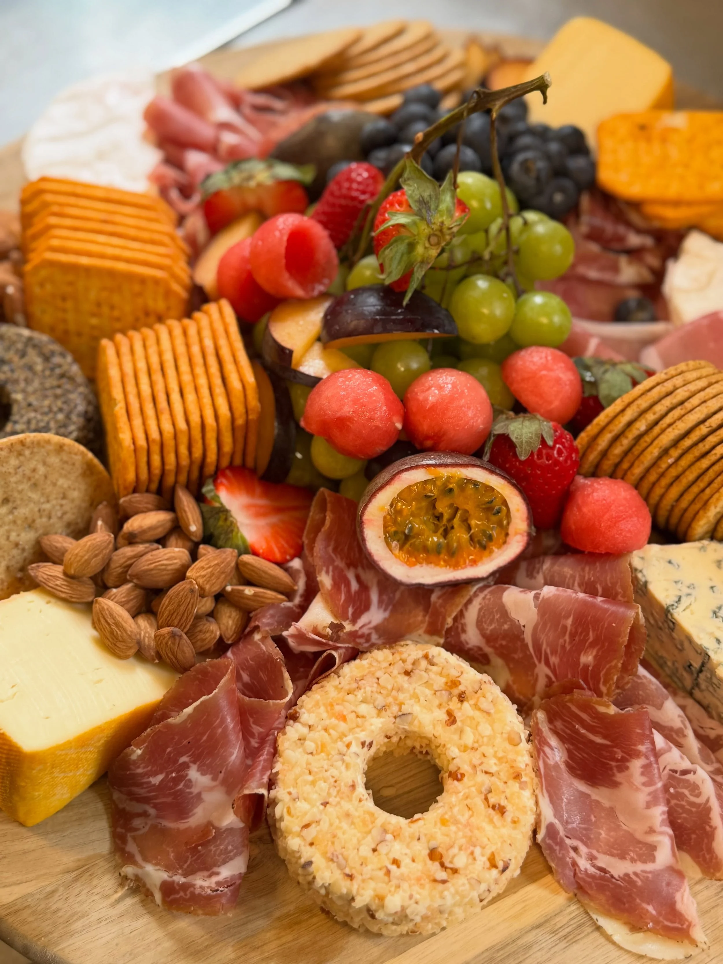 BUGNEFAT ✨

Hvorfor kaller vi det Bugnefat?

Fordi det skal bugne, selvf&oslash;lgelig! 😍

Bugnefatet fylles til randen med oster, skinker, frukt, kjeks, n&oslash;tter og masse deilige smaker. Det er fargerikt, innbydende og nesten for fint til &ari