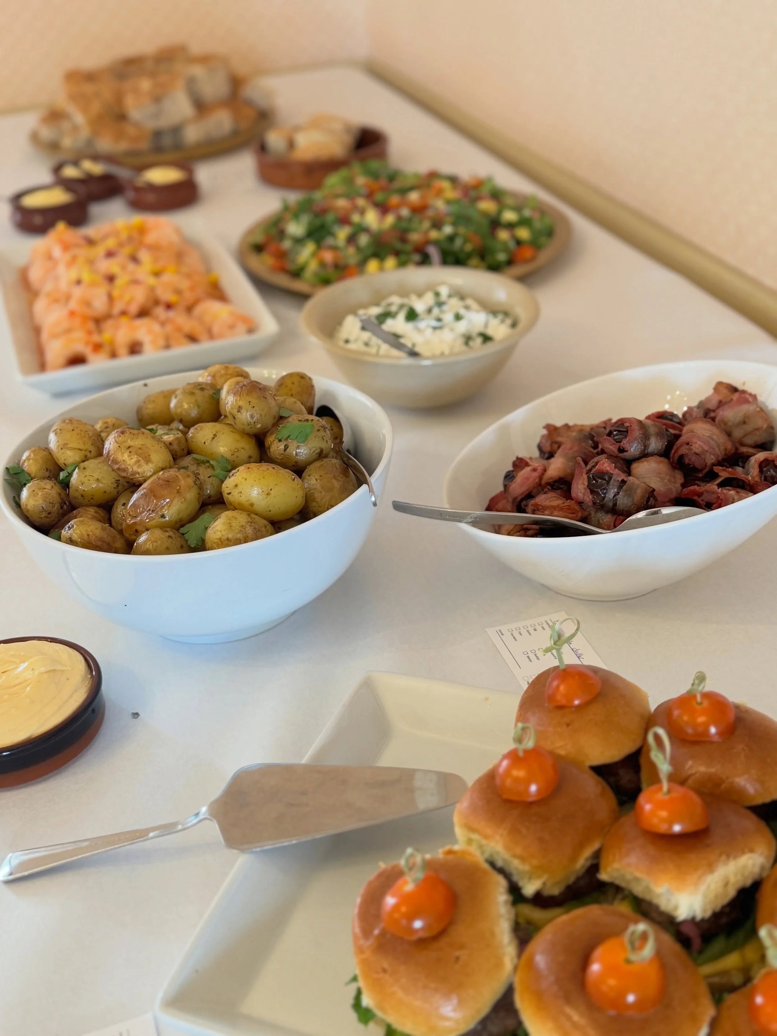 Tapasbordet😮&zwj;💨❤️

Her ser vi blandt annet: 

* Hjemmelagde albondigas med smaksrik tomatsaus
* Kylling p&aring; spyd med autentisk pean&oslash;ttsaus
* Argentiske villreker med en smak av Thailand
* Norske saltbakte sm&aring;poteter
* Gr&oslash