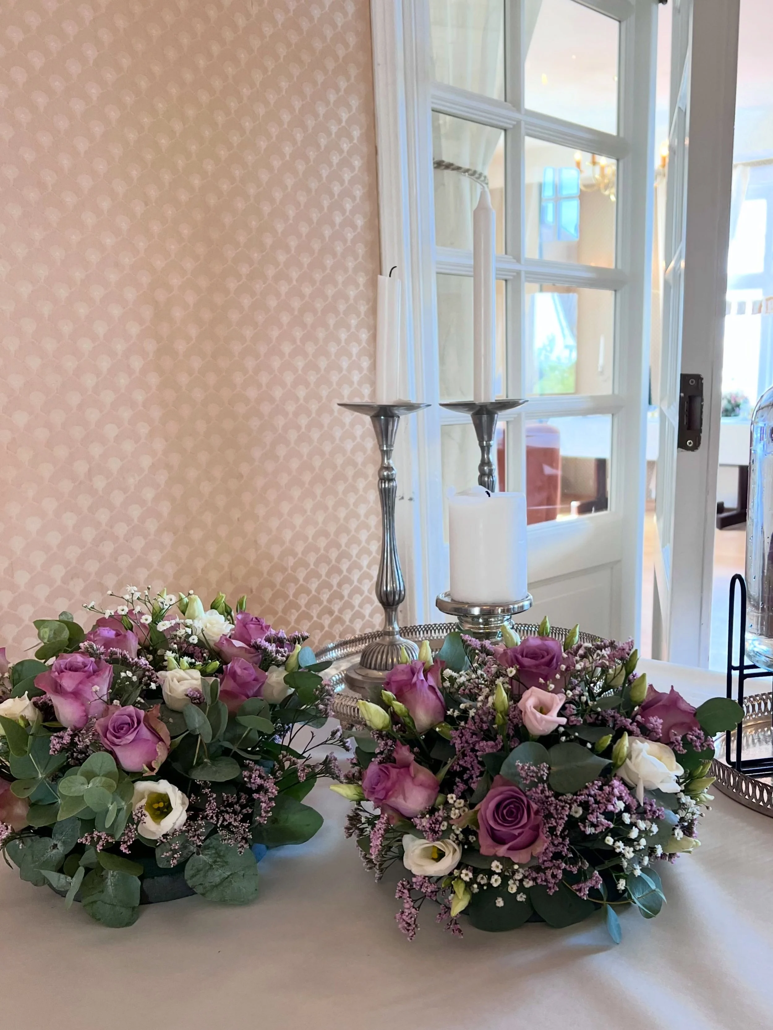 Til selskapene v&aring;re lager vi gjerne blomsterdekorasjonene dersom du &oslash;nsker det 🌸💐

Du bestemmer selvsagt blomstene og vi blir sammen enige om hvordan dekorasjon du ser for deg. 
Her er det brukt oasis til &aring; lage nydelige &laquo;b
