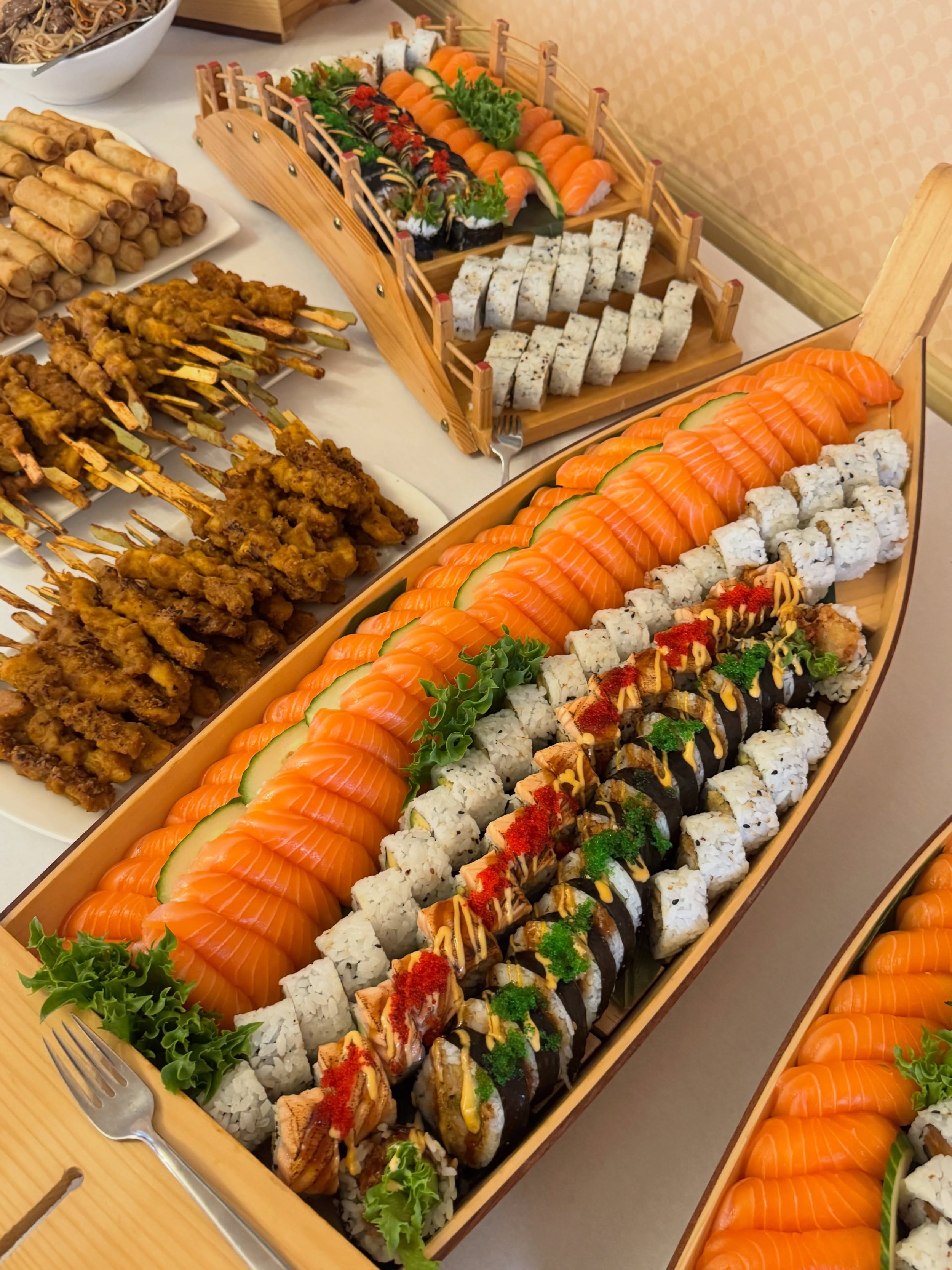 Asiatisk tapasbuffet 🍣🍜

Konfirmanten &oslash;nsket seg en asiatisk tapasbuffet og da fikk han selvsagt det! Takk for samarbeidet @sushisostre 

#grevestua #cateringski #catering #sushi #asiancuisine