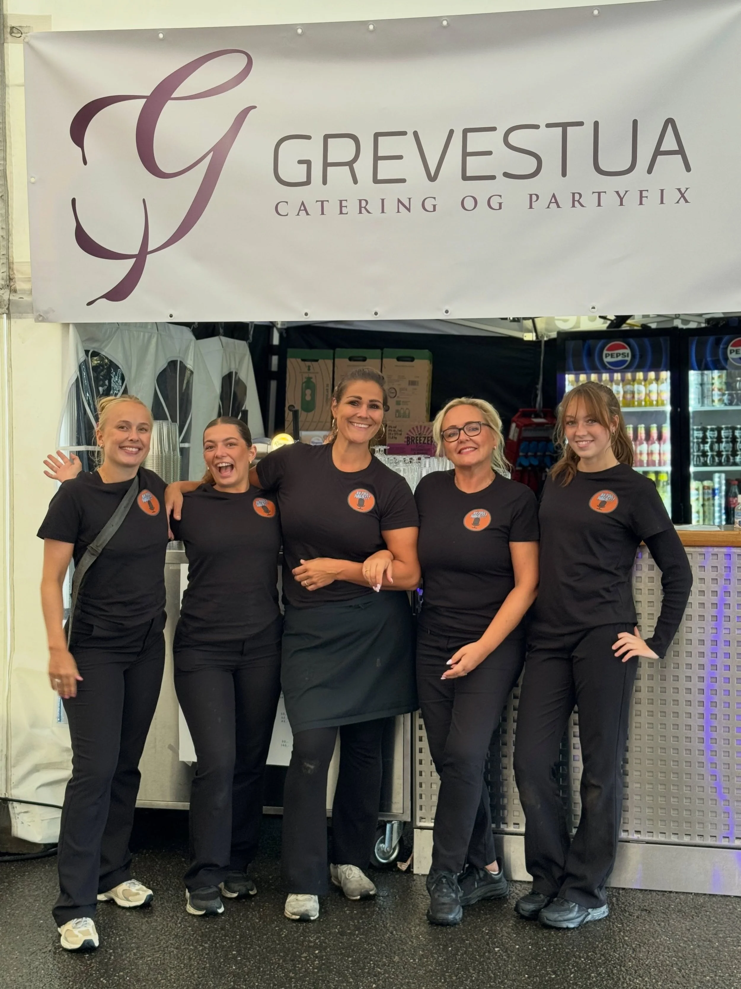 🔔✨ Vi s&oslash;ker tilkallingsvikarer! 

Julebordsesongen n&aelig;rmer seg, og vi trenger flere hender. Derfor s&oslash;ker vi flere serviceinnstilte og arbeidsomme medarbeidere som &oslash;nsker &aring; bli en del av teamet v&aring;rt. Vi holder ti
