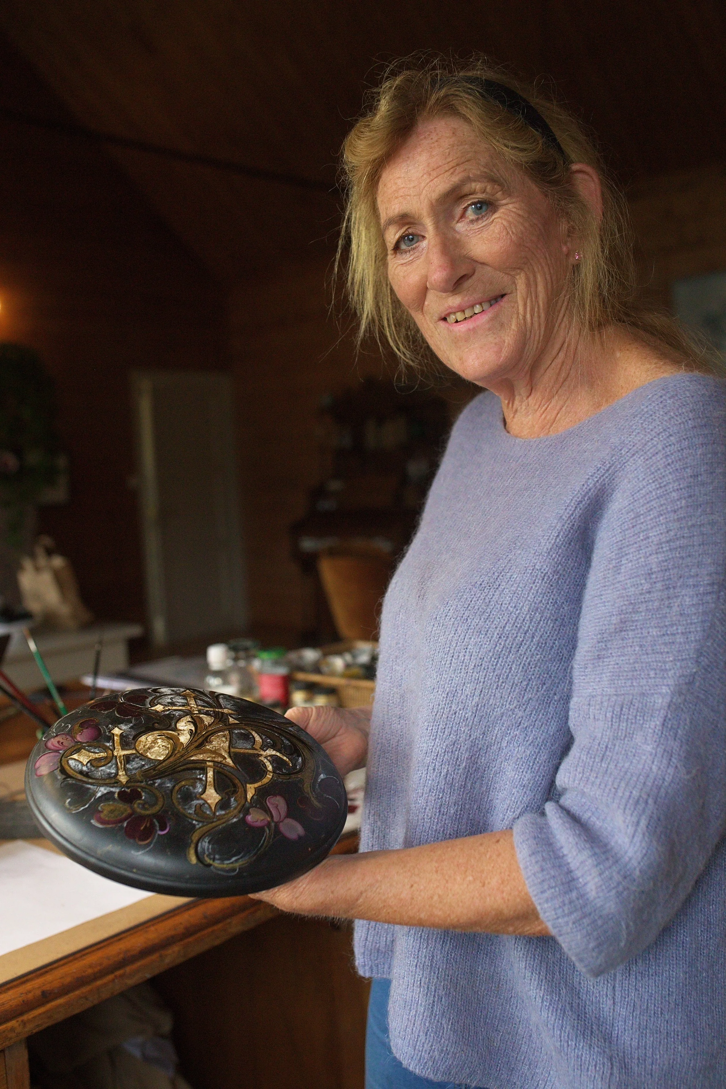 Anne Hesvik holder et verk ho jobbar med i det gamle bedehuset i Strandvik.