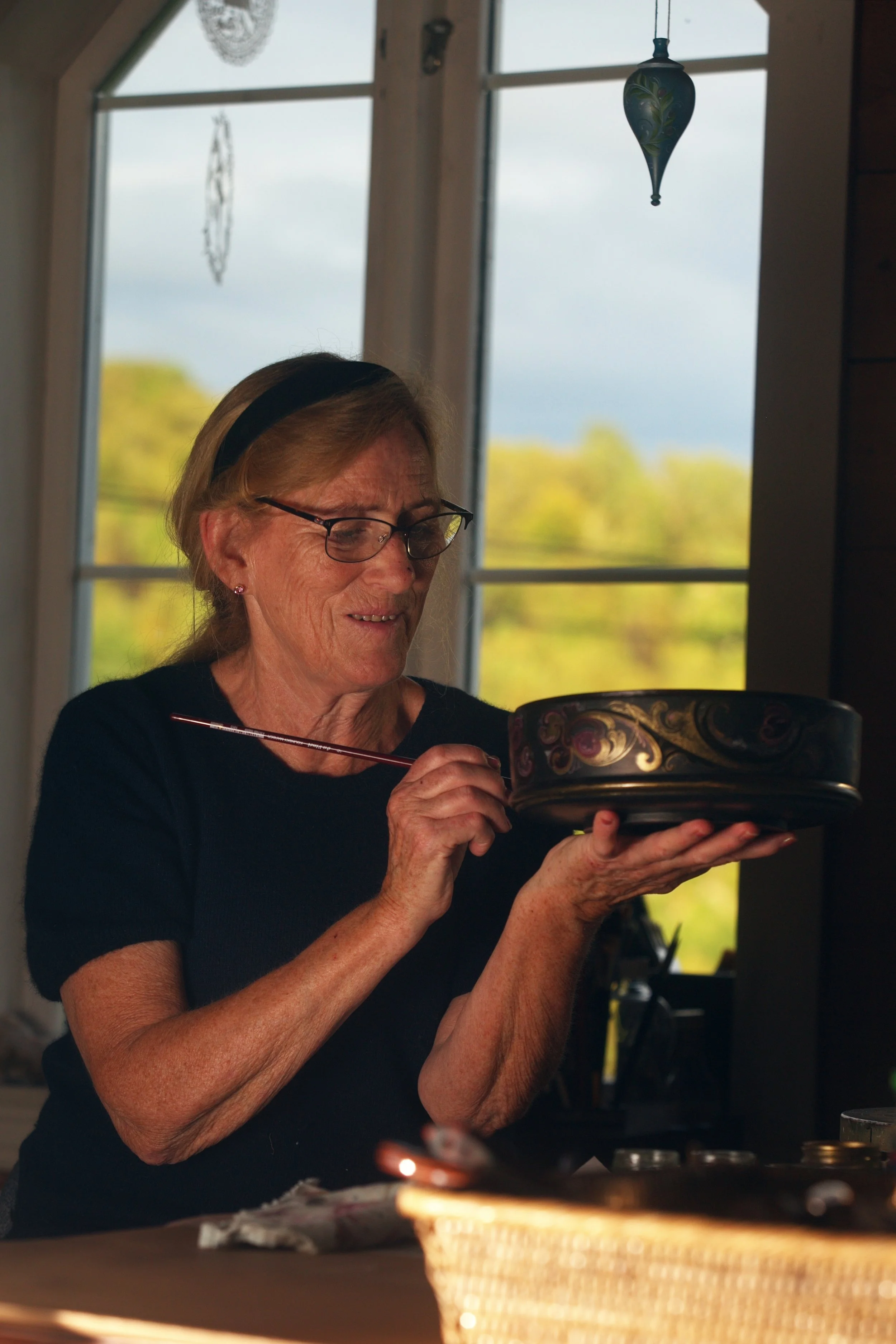 Anne hesvik i aksjon i det gamle Bedehuset i Strandvik, hennar atelier.