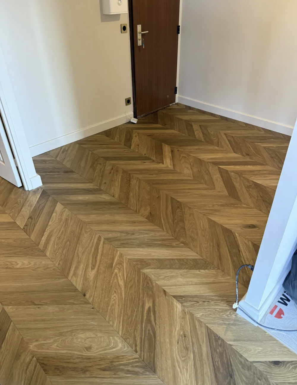 Parquet chêne en chevrons dans une entrée