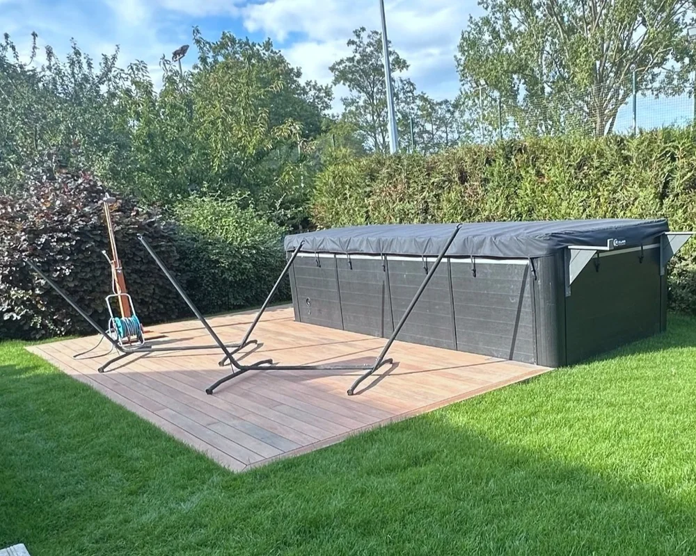 Terrasse en bois autour d'un spa